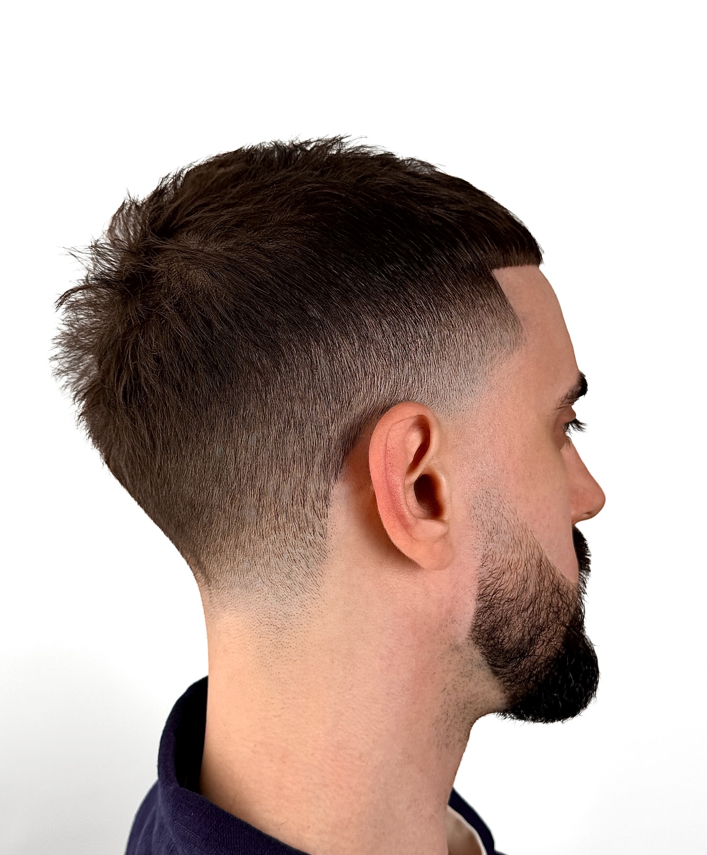 Scharfkantiger, abgestufter Farbverlauf mit strukturierter Oberfläche