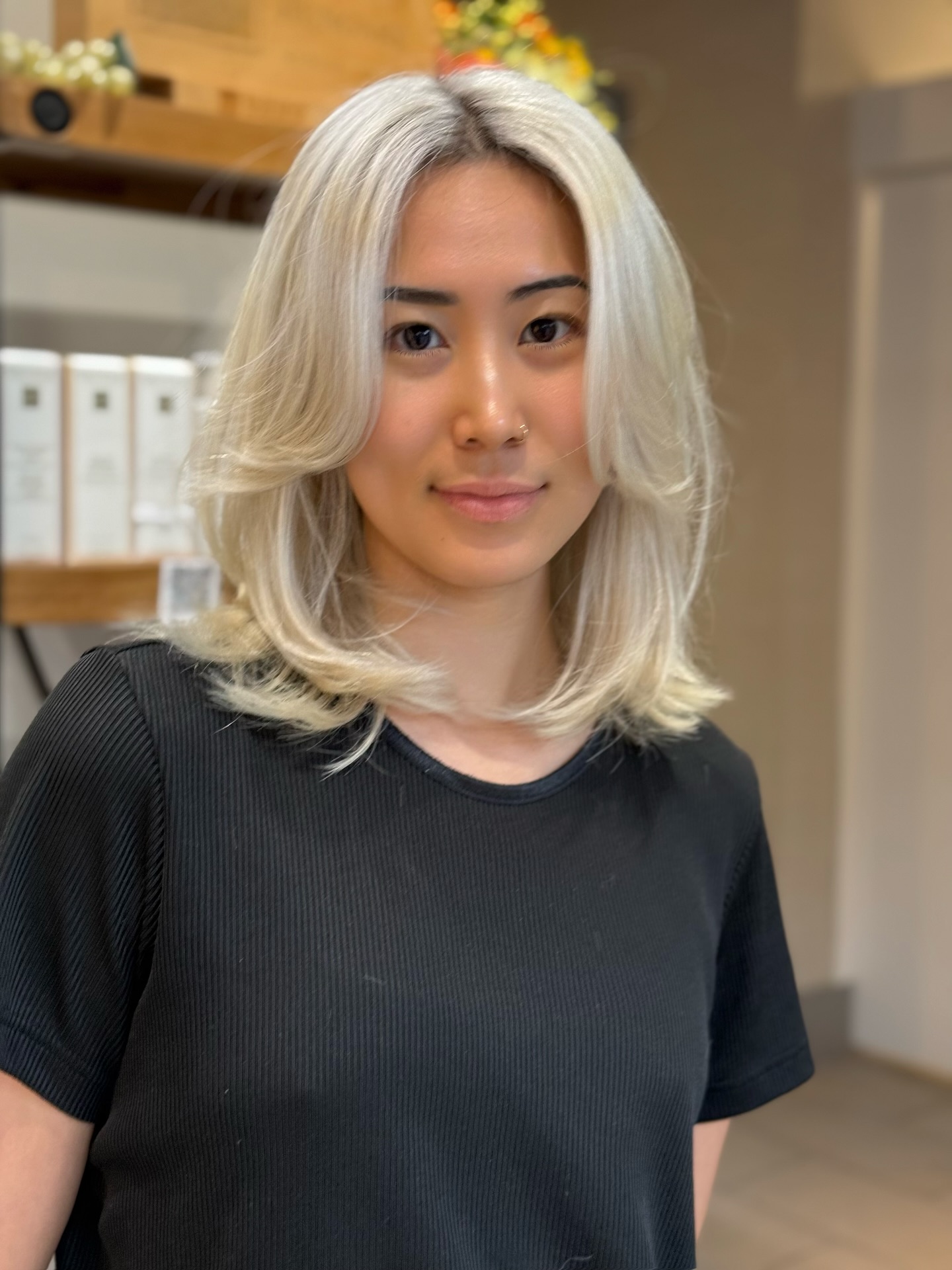 Bob texturizado prateado e sedoso com ondas suaves