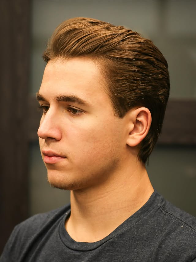 Eleganter, seitlich gestufter Haarschnitt