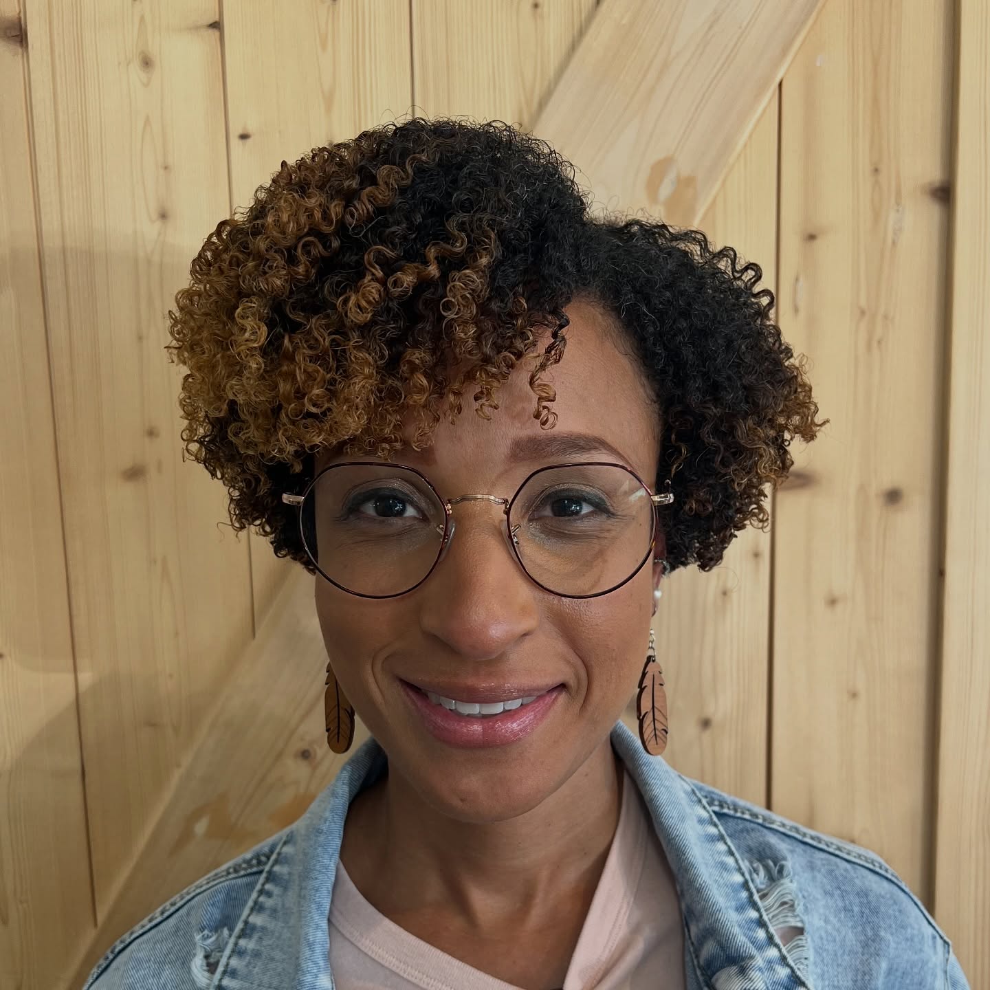 Cabelo encaracolado castanho-avermelhado beijado pelo sol