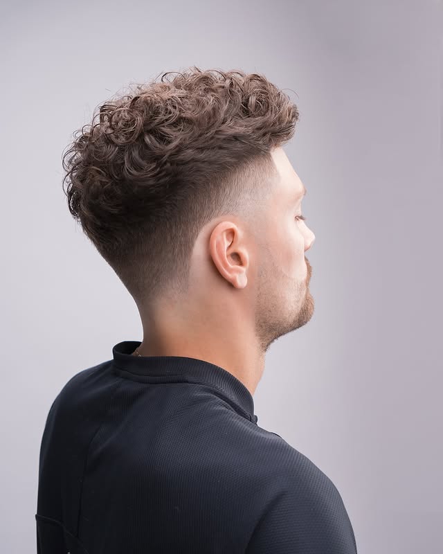 Strukturiertes, lockiges Deckhaar mit auslaufenden Seiten