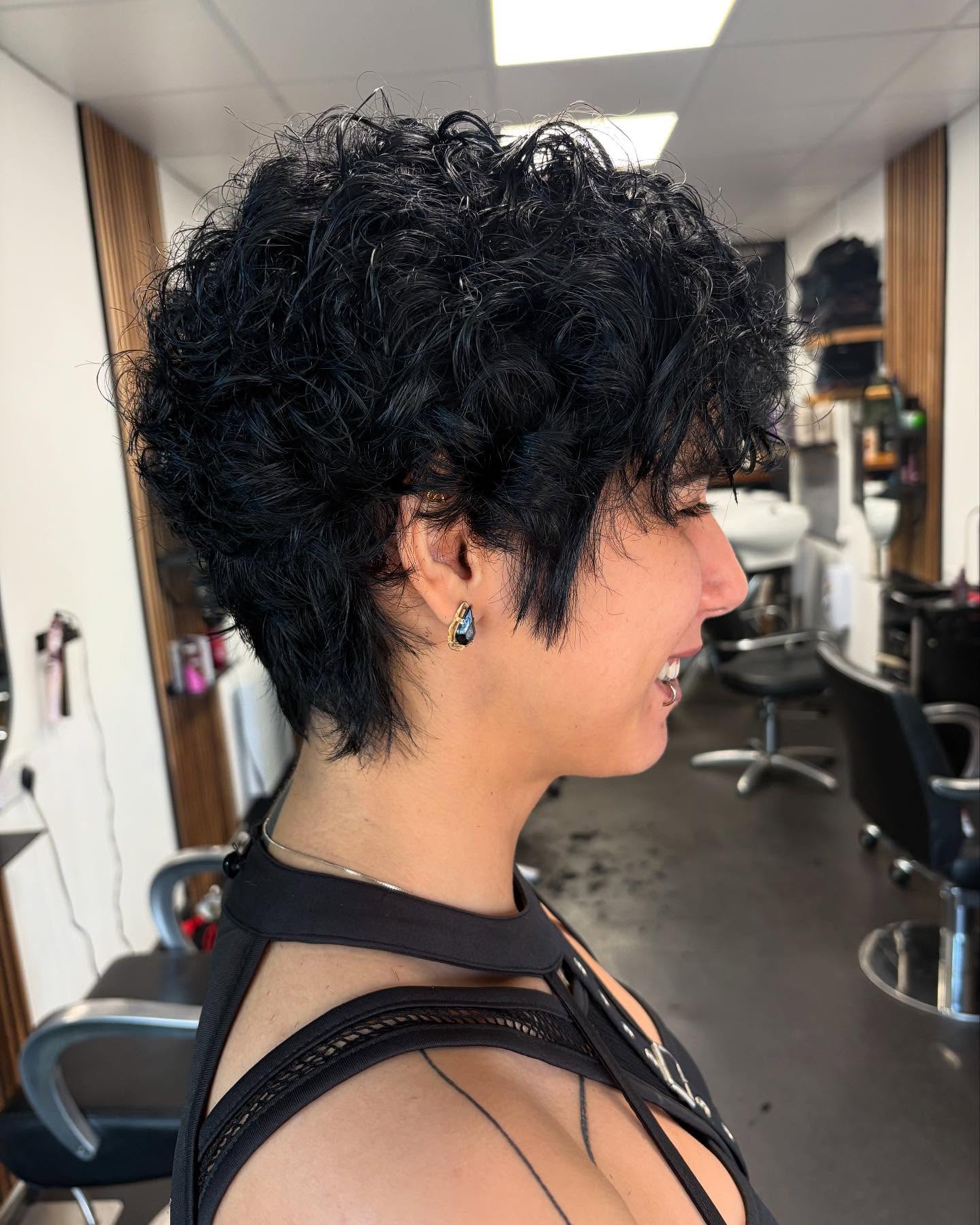Corte pixie texturizado e cacheado preto-azeviche