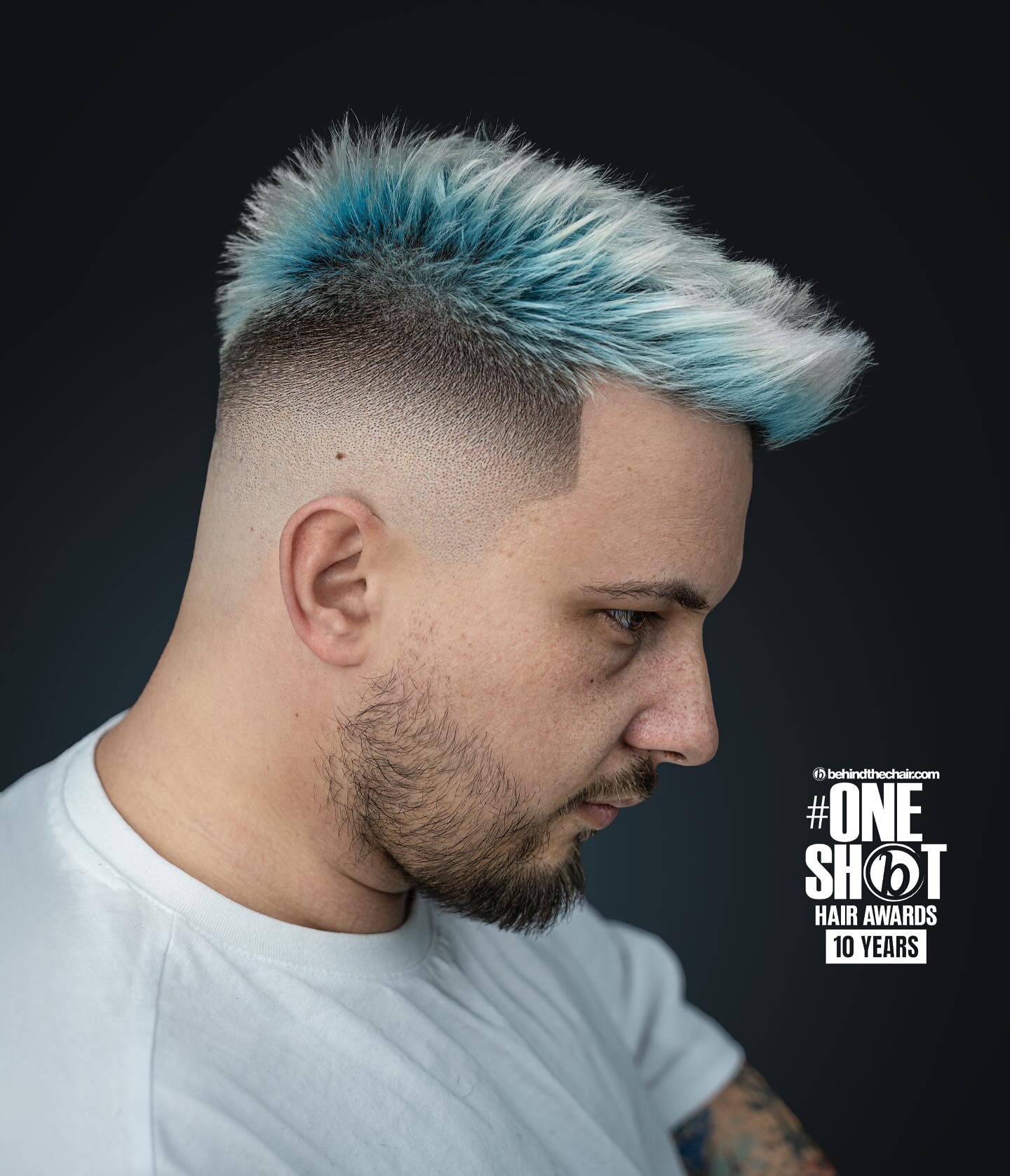 Leuchtend türkisfarbene, strukturierte Kurzhaarfrisur