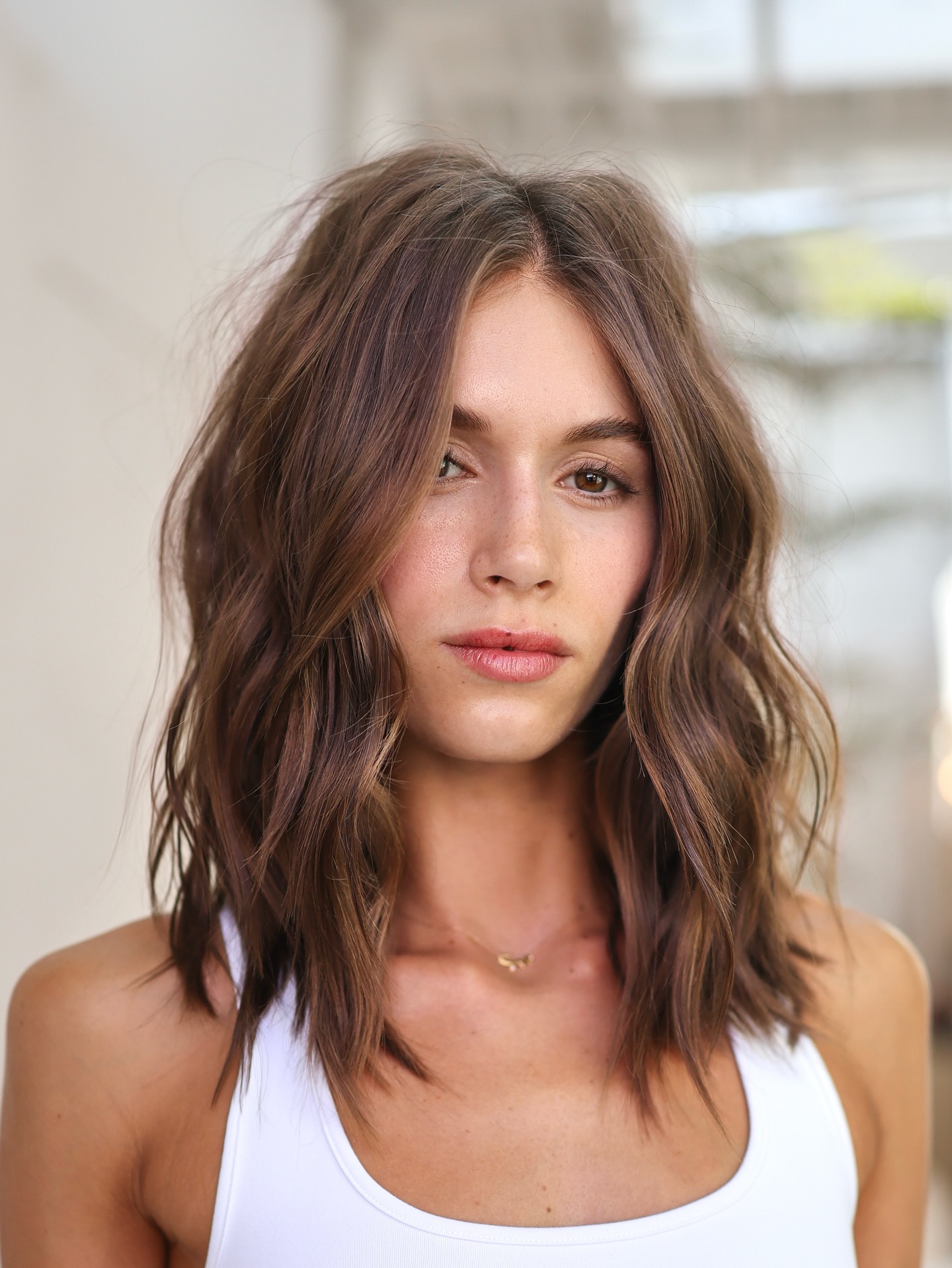 Voluminöse Mokka-Wellen mit dezentem Balayage