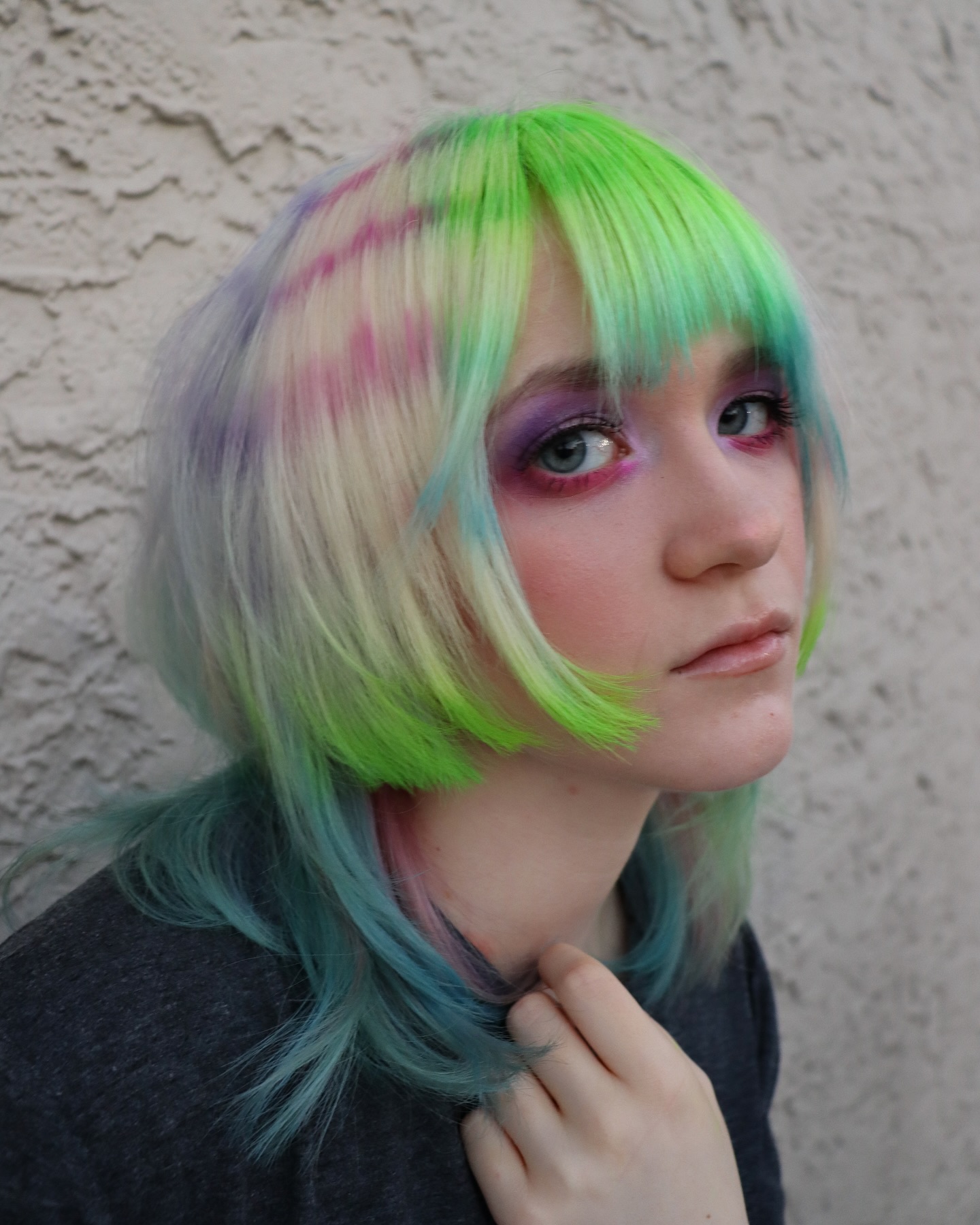 Corte bob em tons pastel vibrantes com franja.