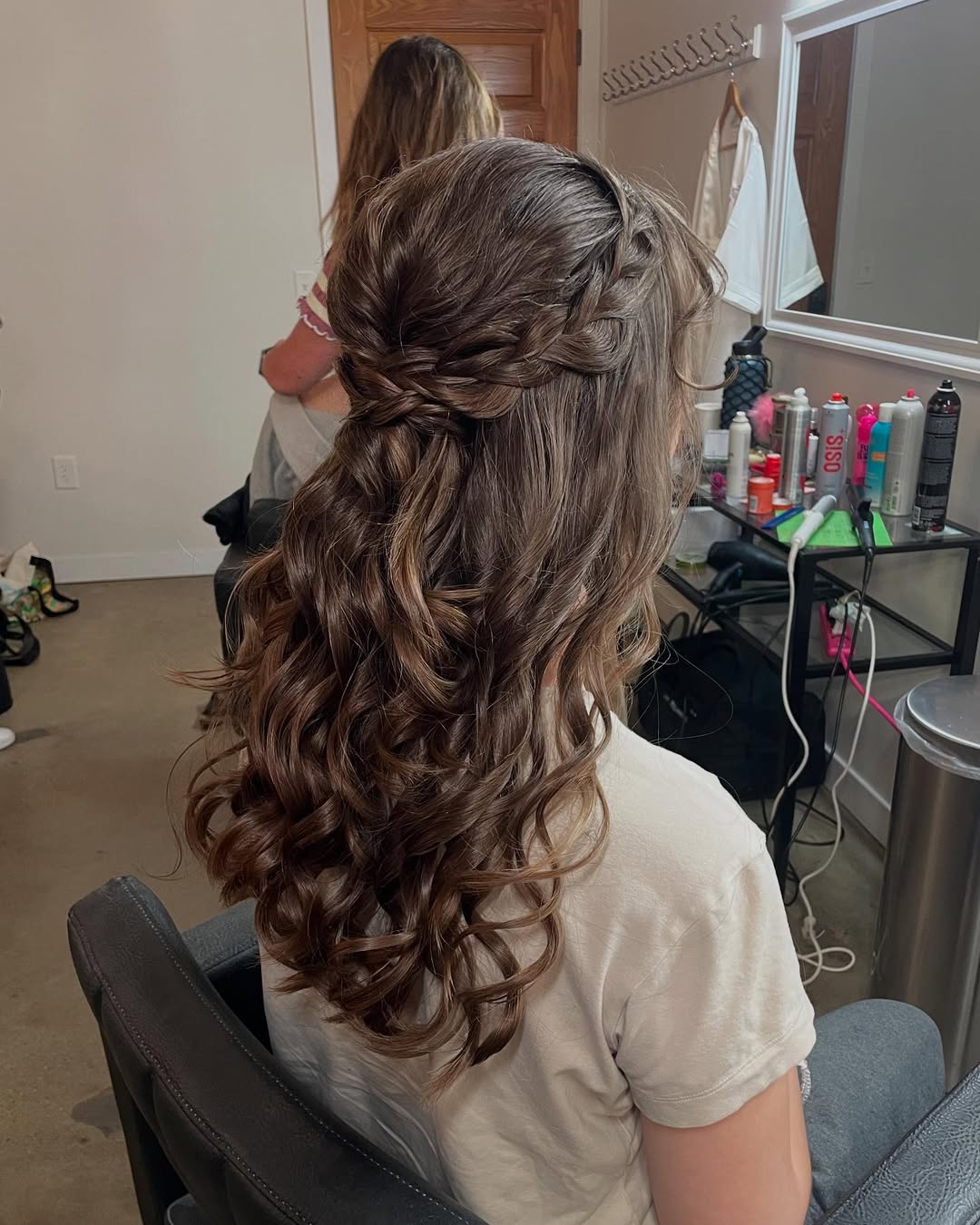 Coroa trançada com luxuosos cachos castanhos
