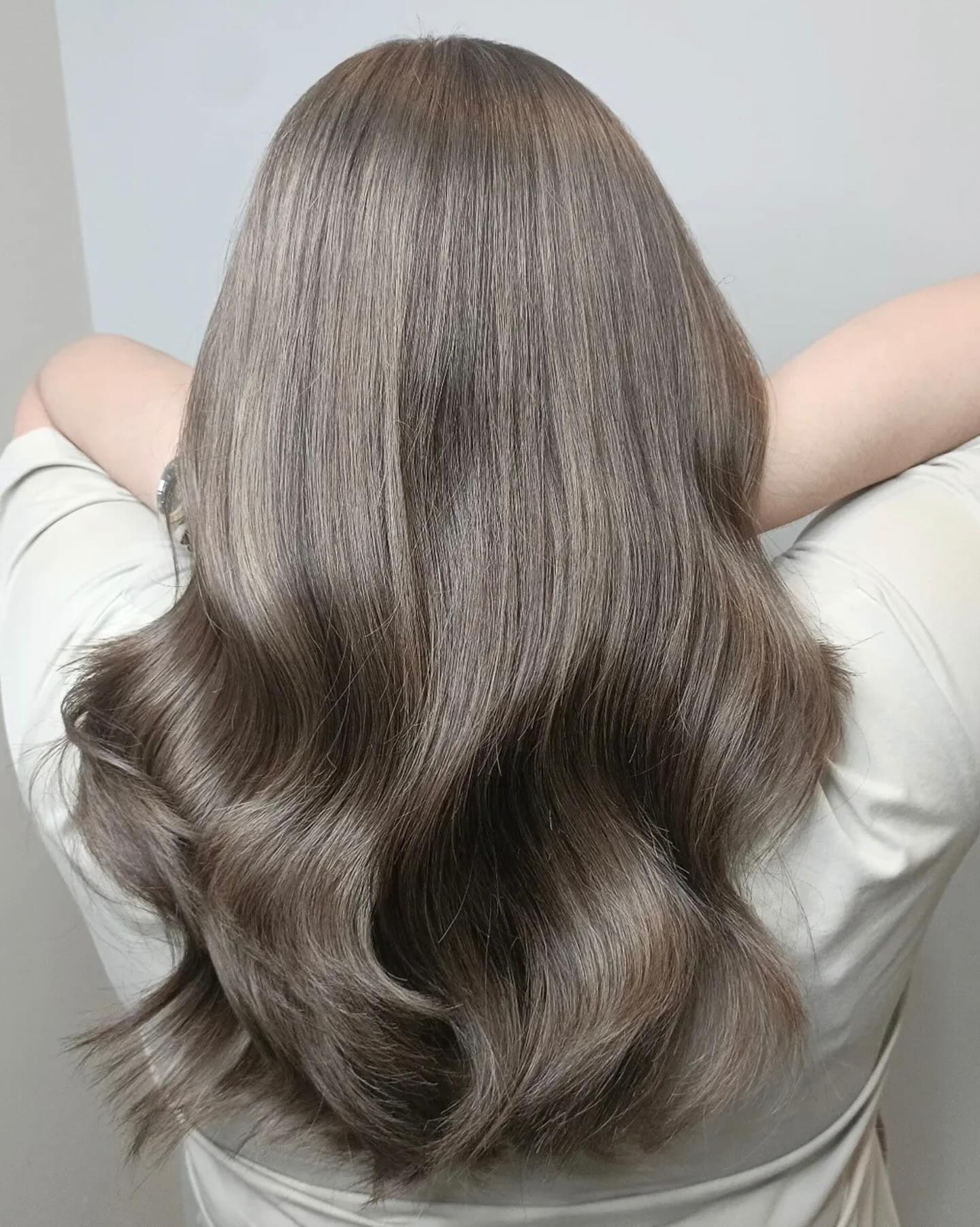 Chic Ashy Dark Blonde Waves