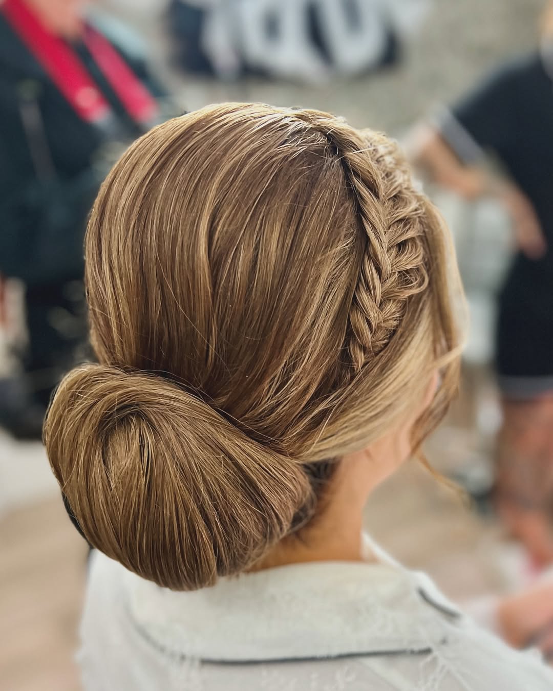 Coque francês clássico com detalhe trançado intrincado