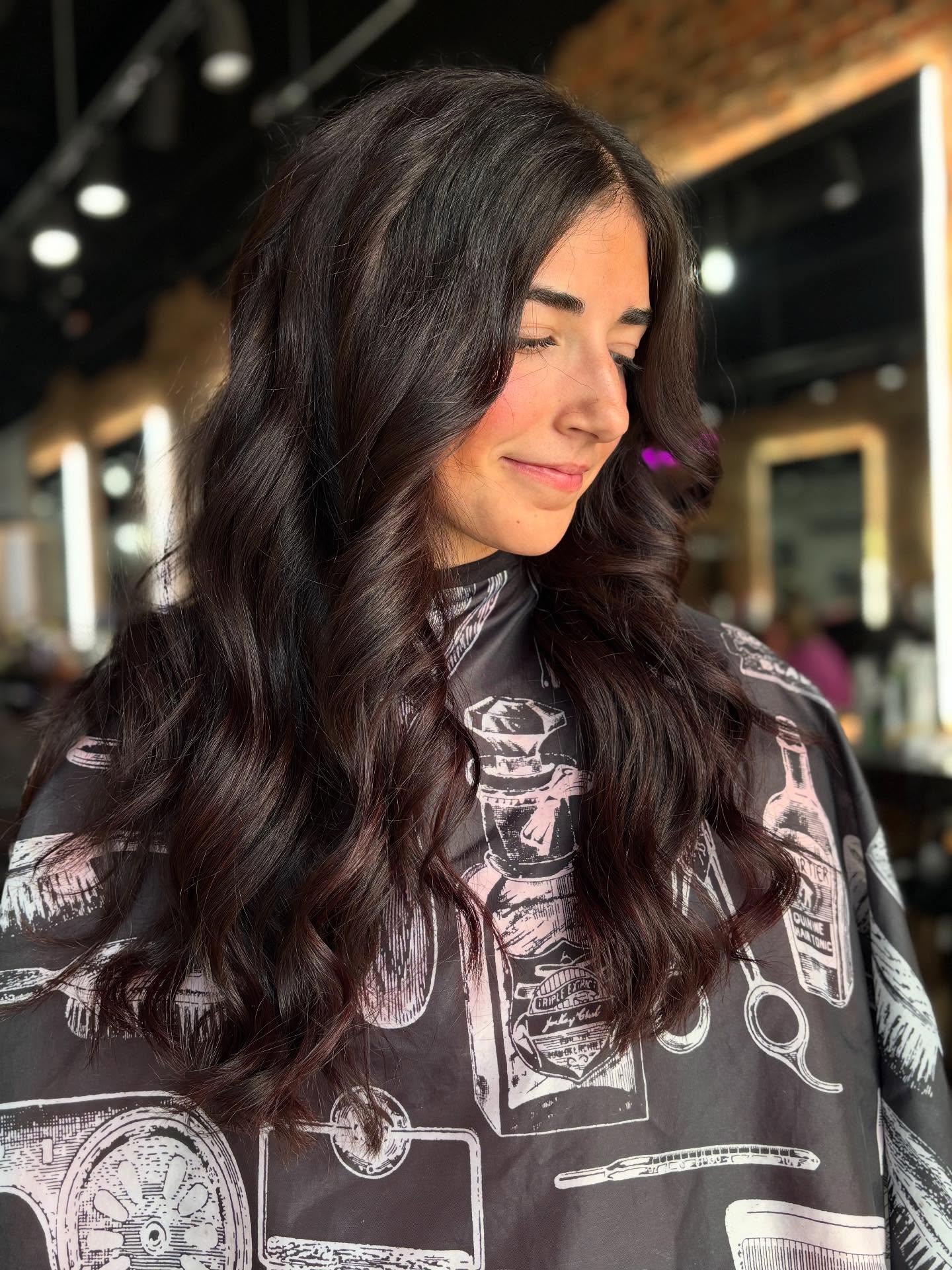 Deep-Toned Flowing Waves with Subtle Layers