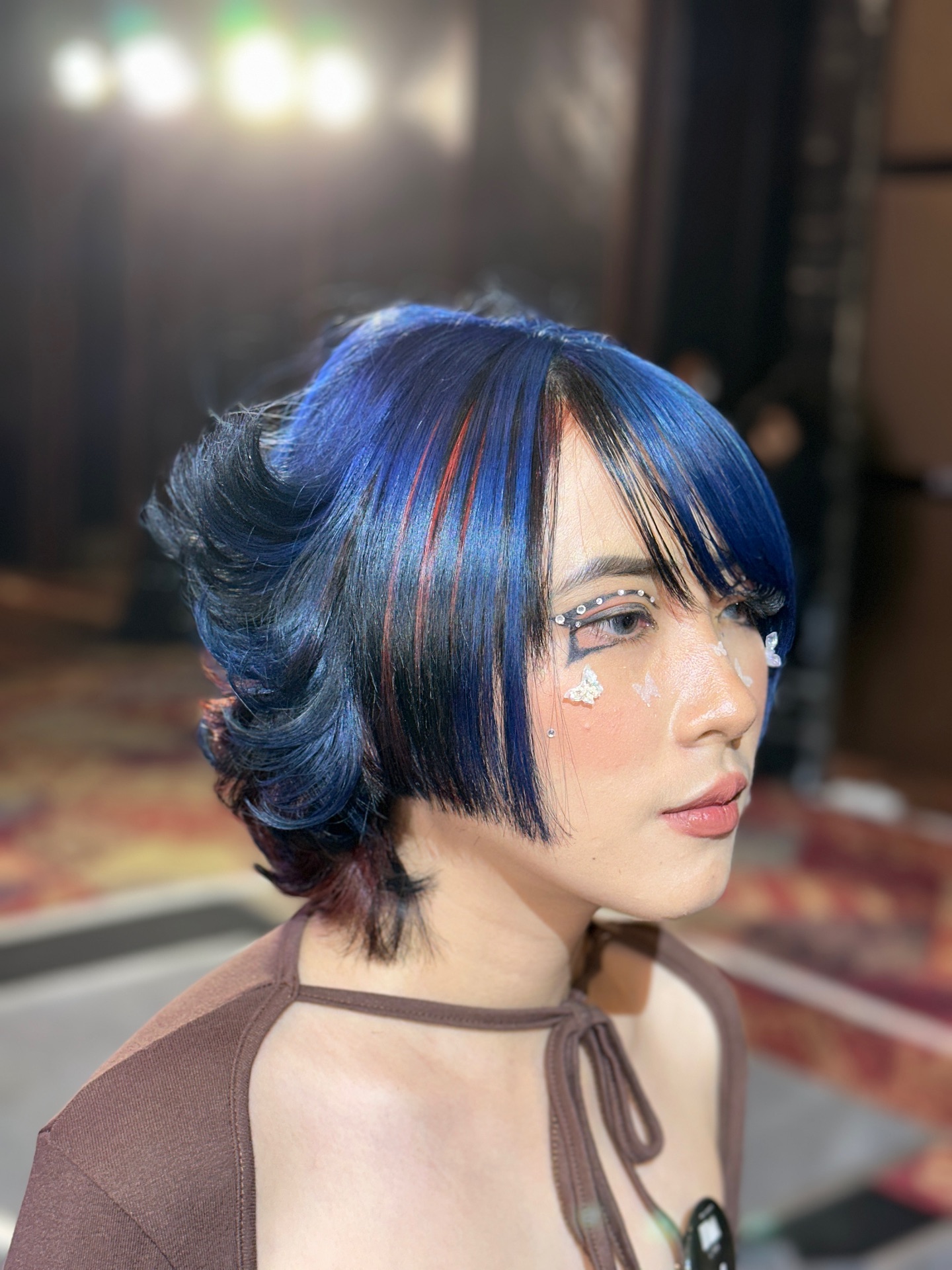 Bob com destaque em azul e vermelho dinâmico