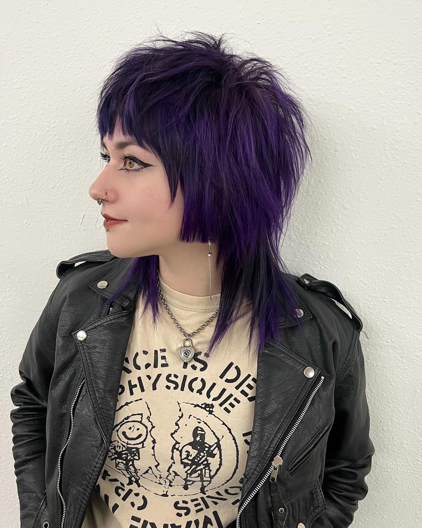 Corte shag texturizado roxo ousado com camadas repicadas