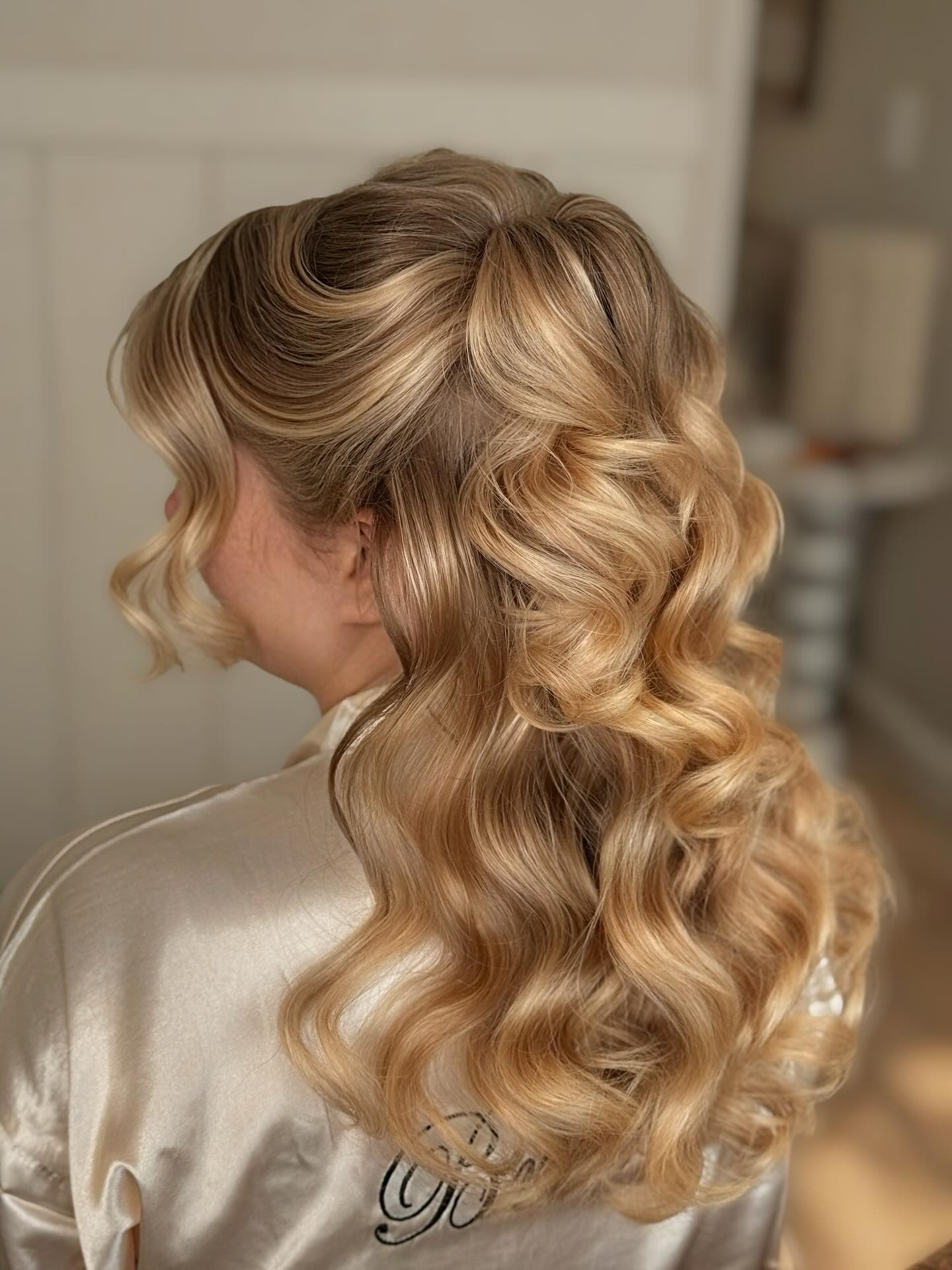 Cachos dourados elegantes e em cascata