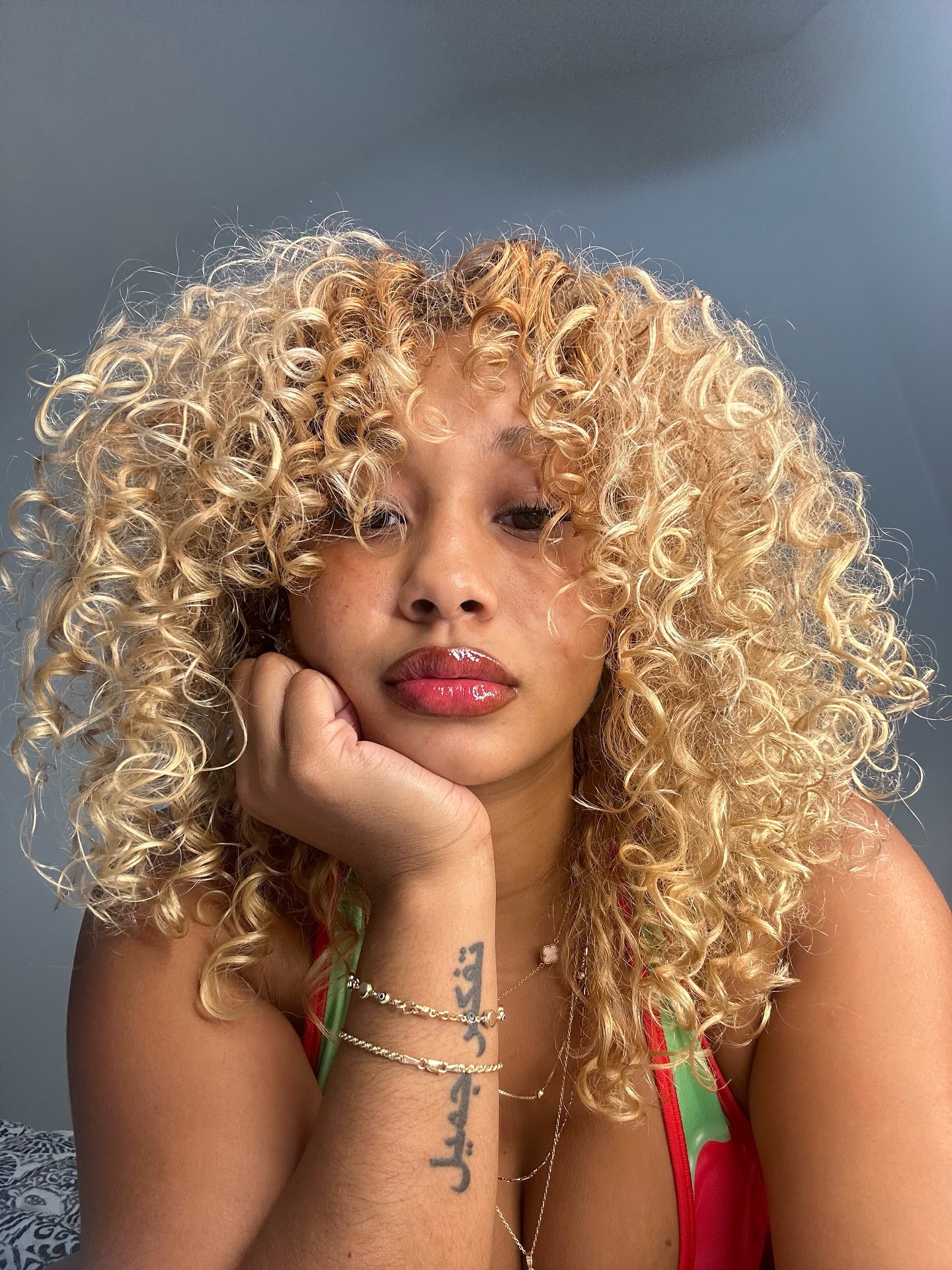 Golden-Caramel-Curls-with-Dynamic-Contrast