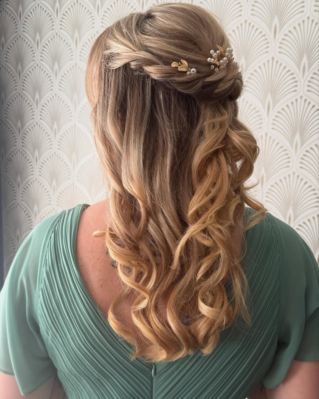 Ondas loiras luxuosas com um aplique de cabelo floral.