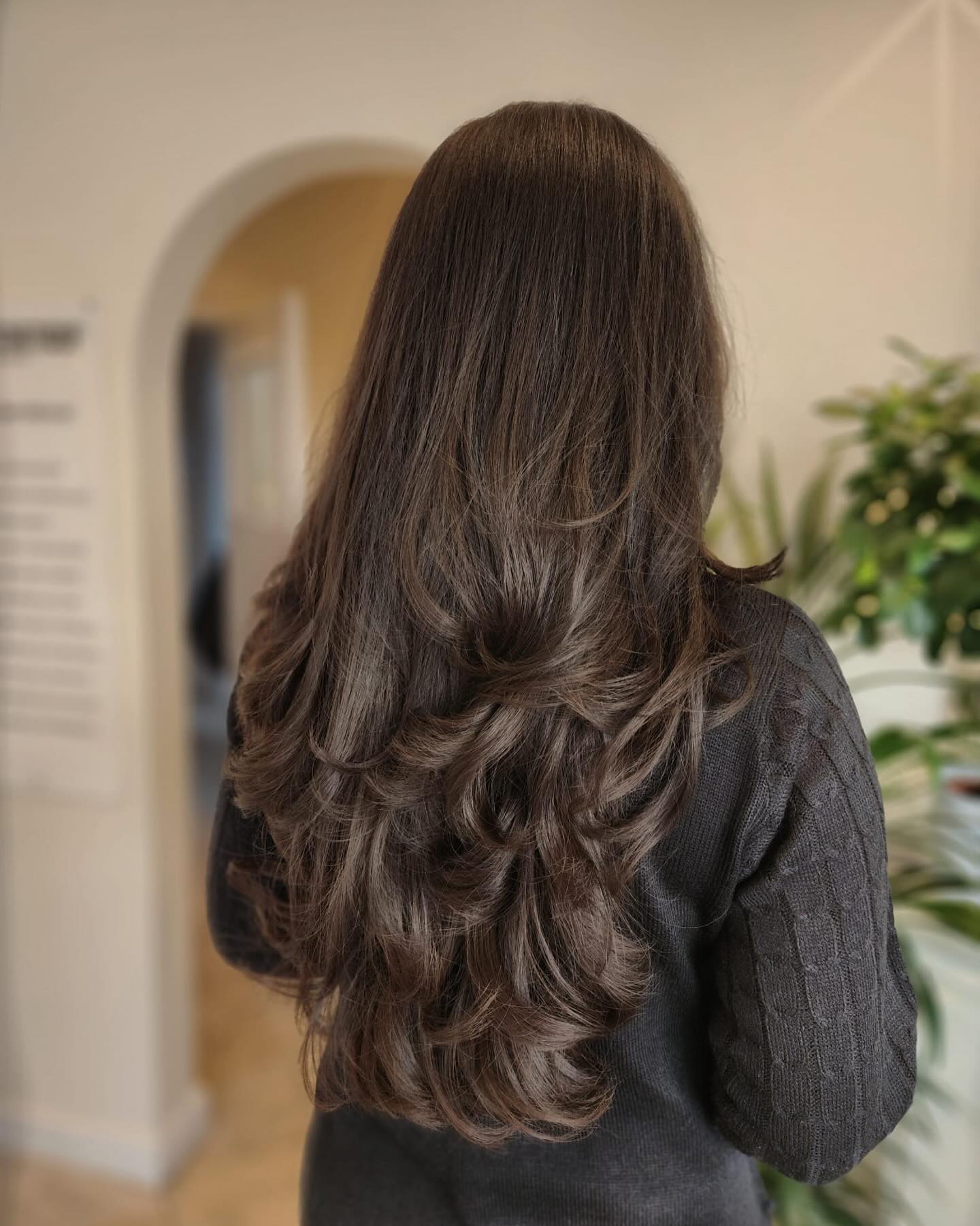 Ondas luxuosas em tom castanho-noz com pontas texturizadas.