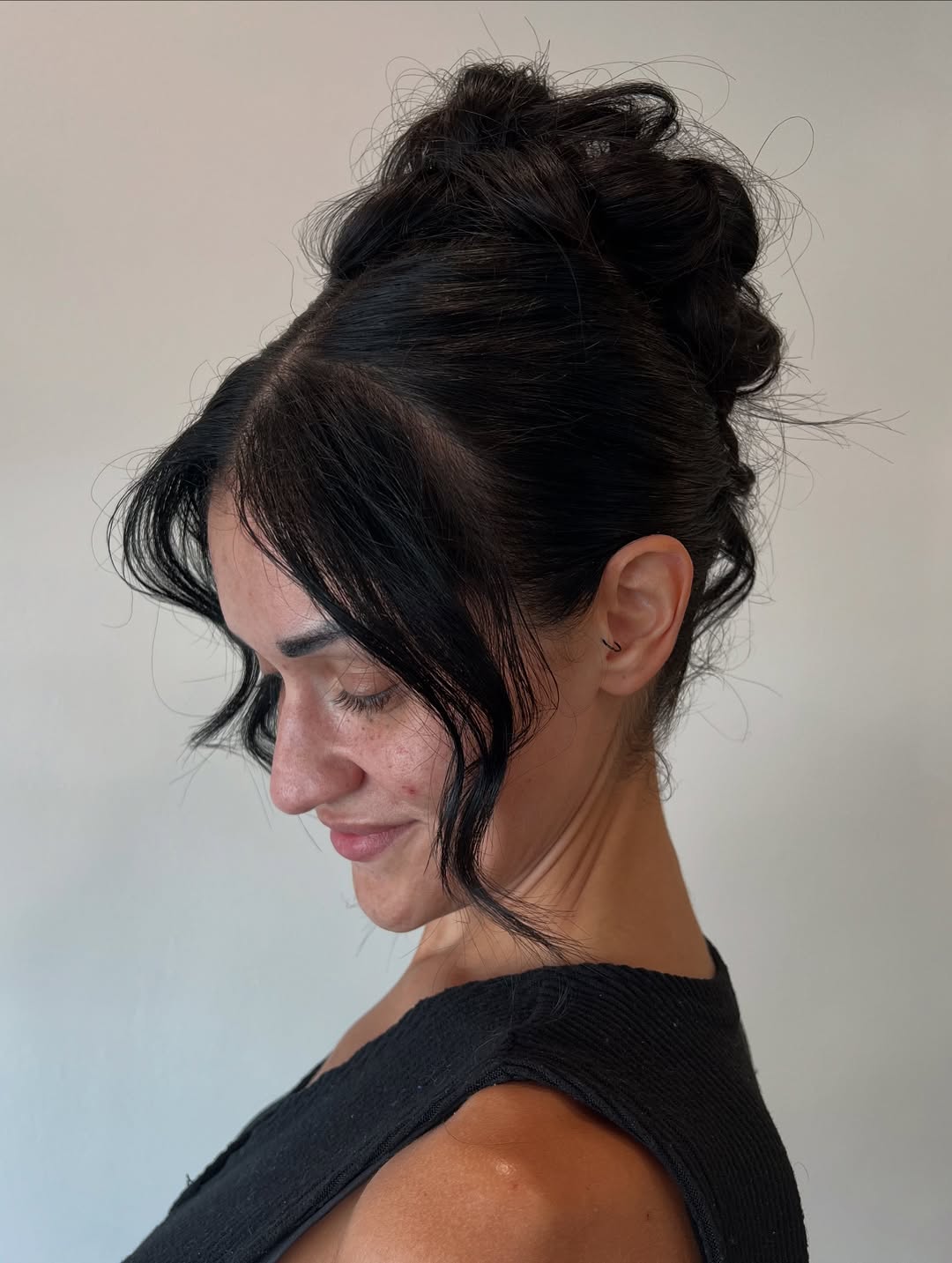 Coque despojado e chique com mechas soltas