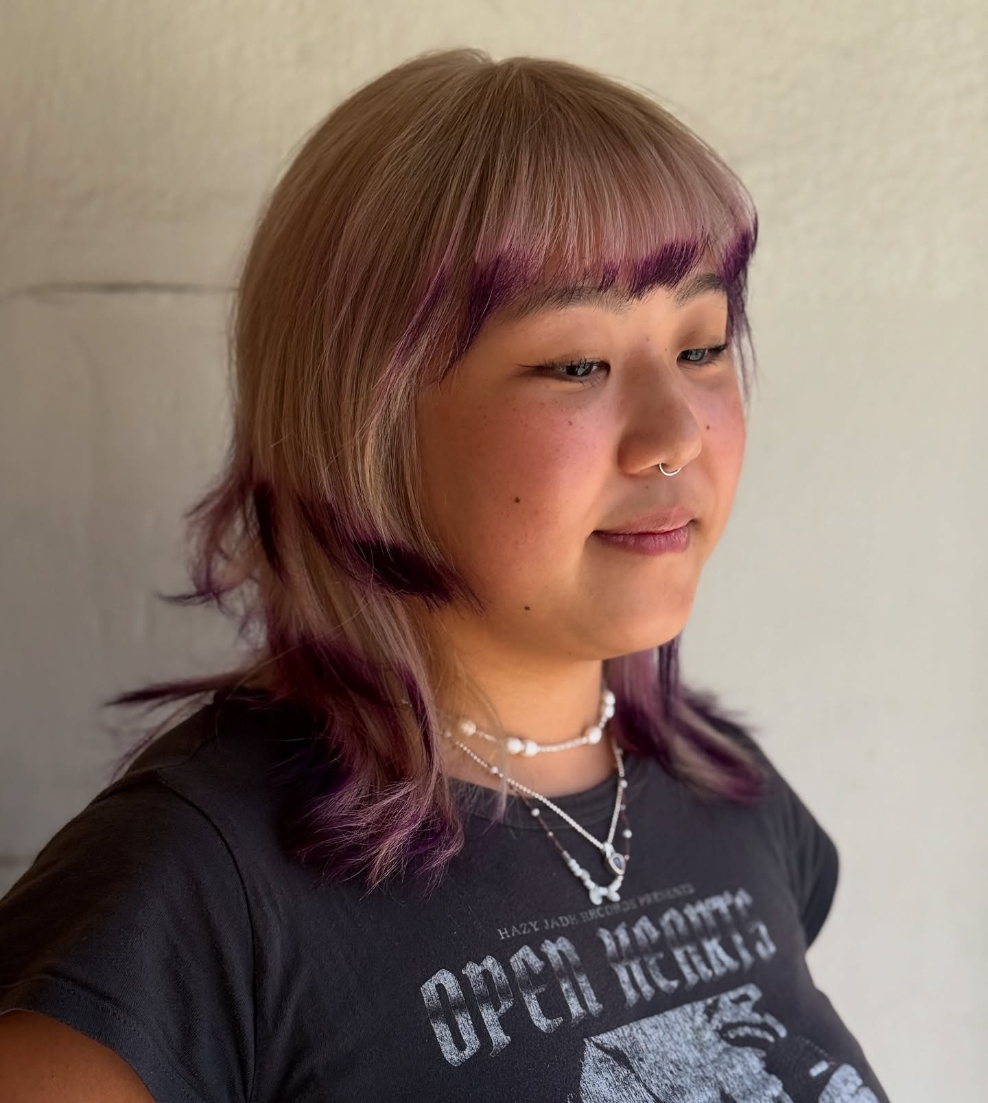 Bob divertido com detalhes em roxo e camadas que emolduram o rosto.