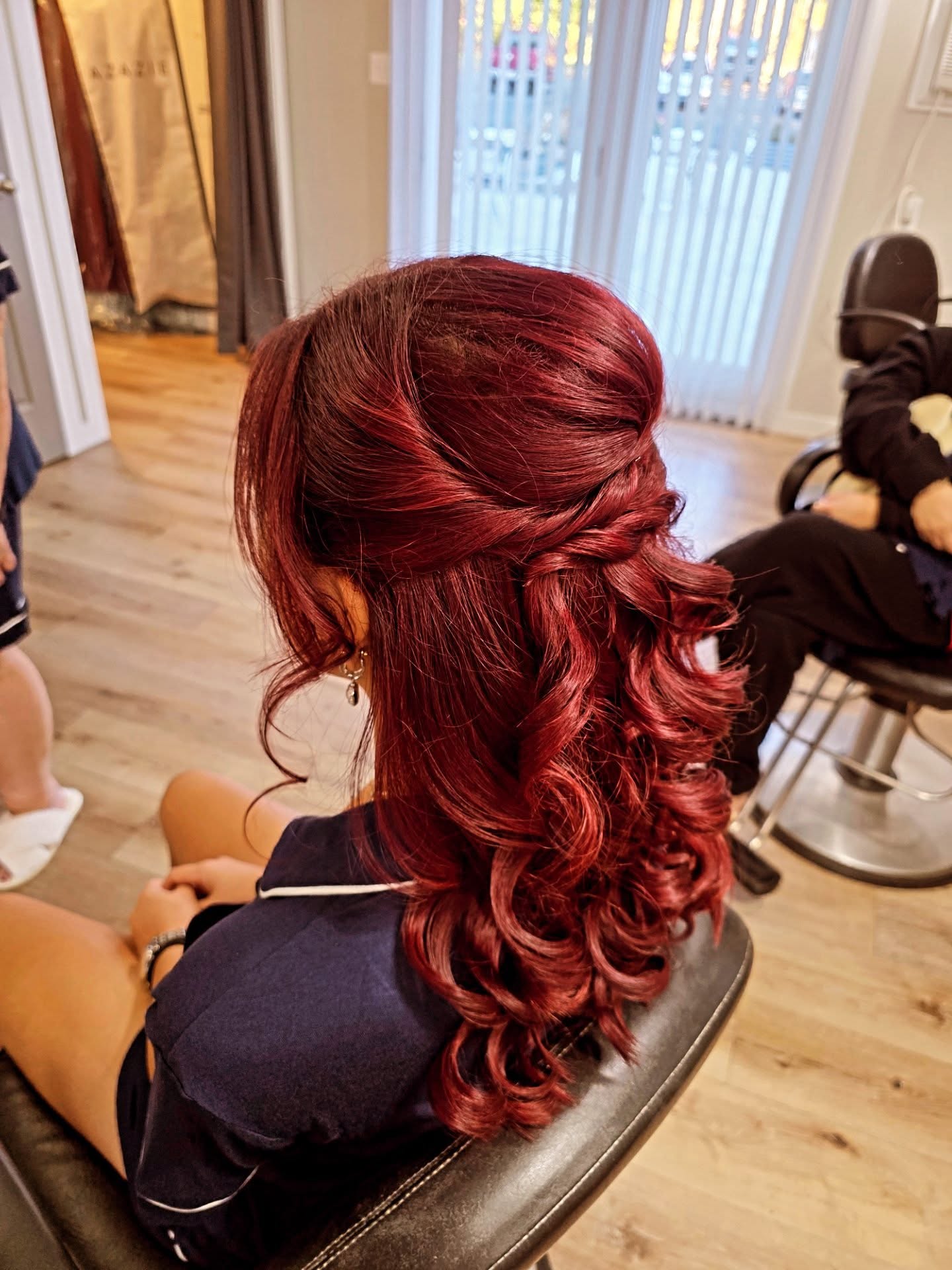 Cabelos castanho-avermelhados intensos com uma trança lateral elaborada.