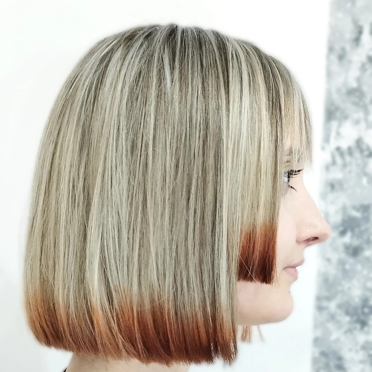 Bob loiro acinzentado elegante com pontas acobreadas