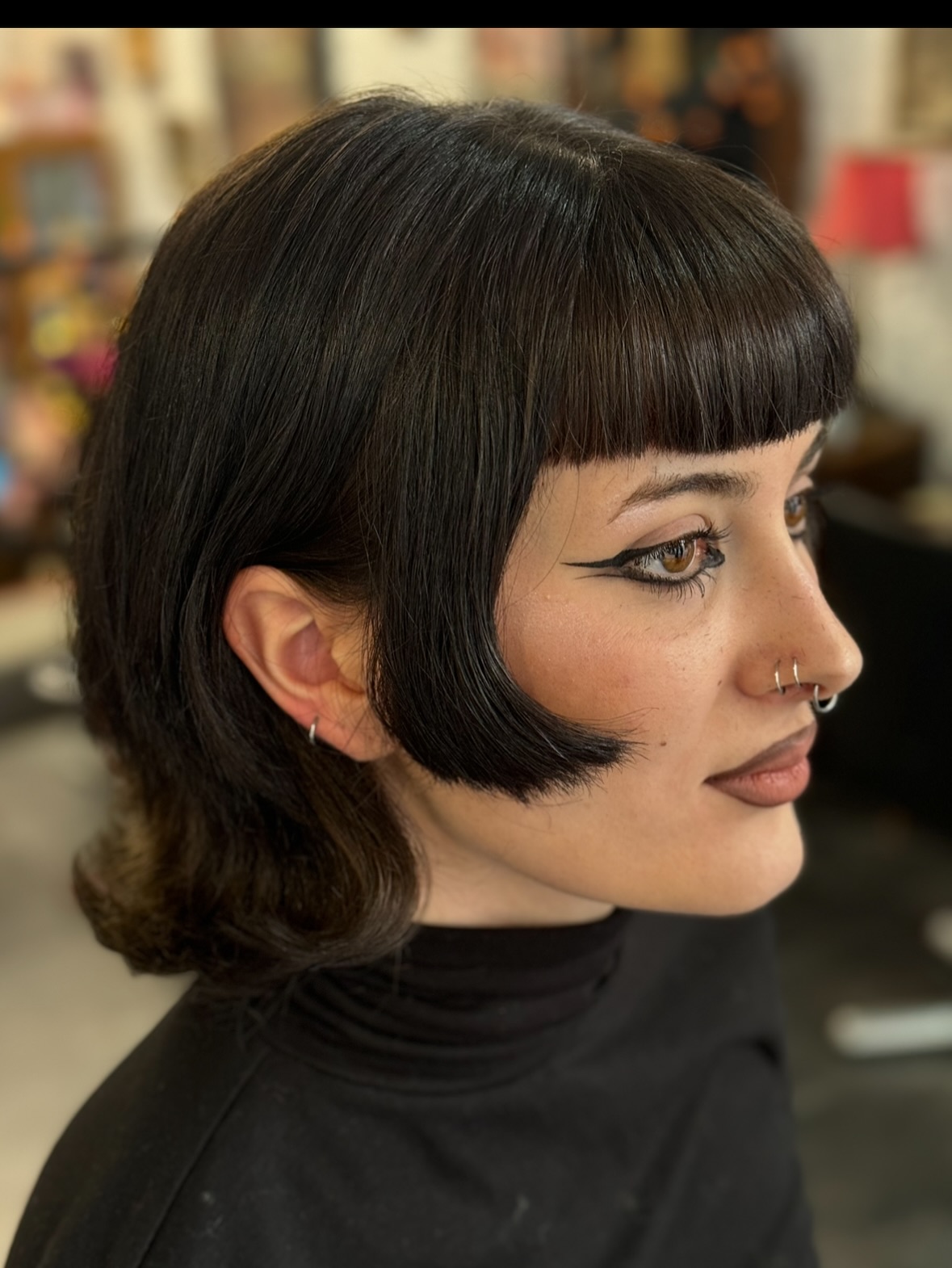 Corte Hime elegante com franja precisa