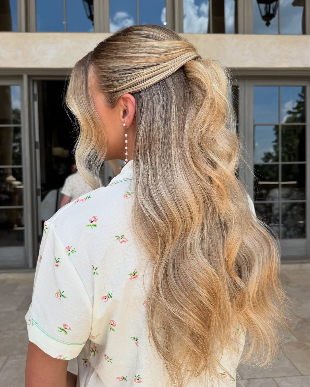 Suaves reflexos dourados com ondas em cascata.