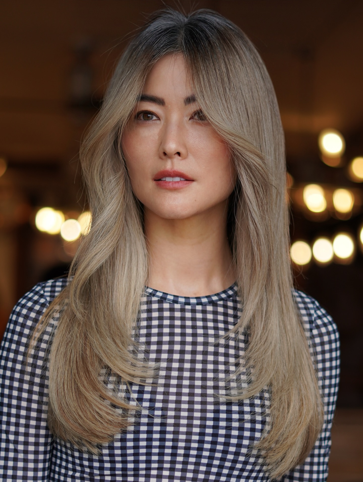 Gradiente prateado suave com camadas que suavizam a pele.