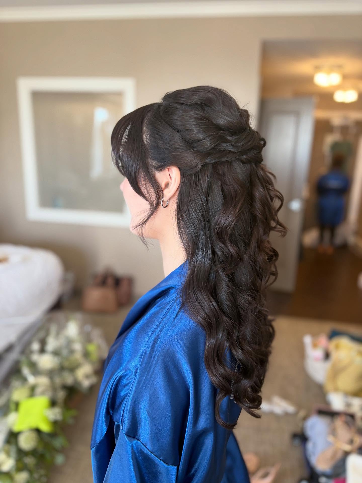 Cachos laterais sofisticados com torções decoradas