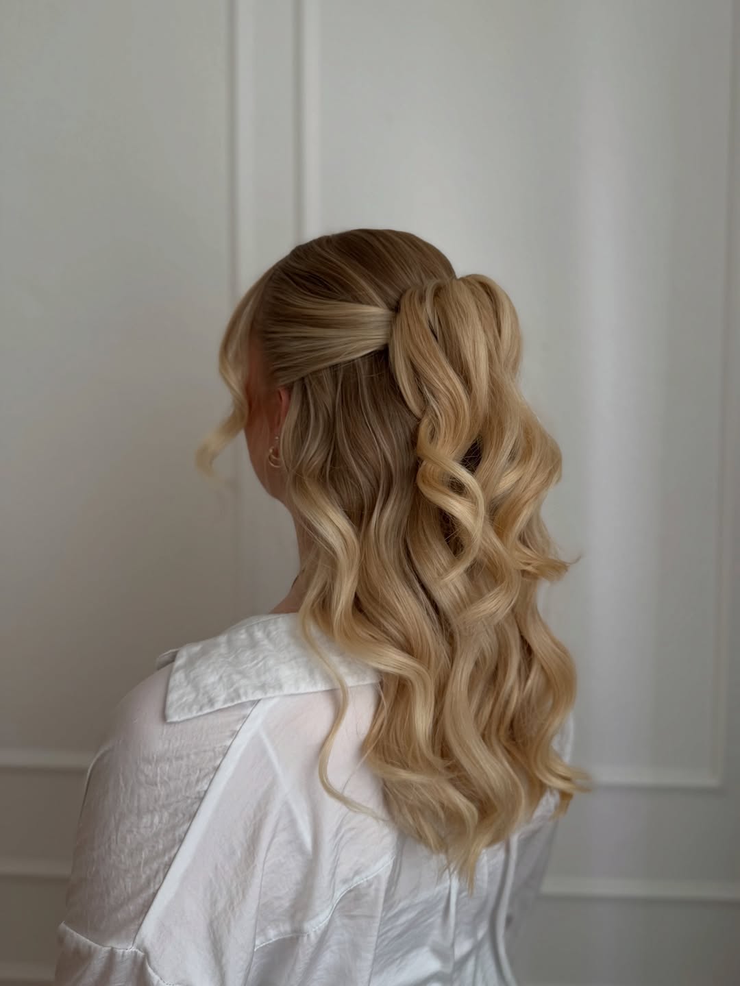 Mechas loiras torcidas com um clássico penteado meio preso.