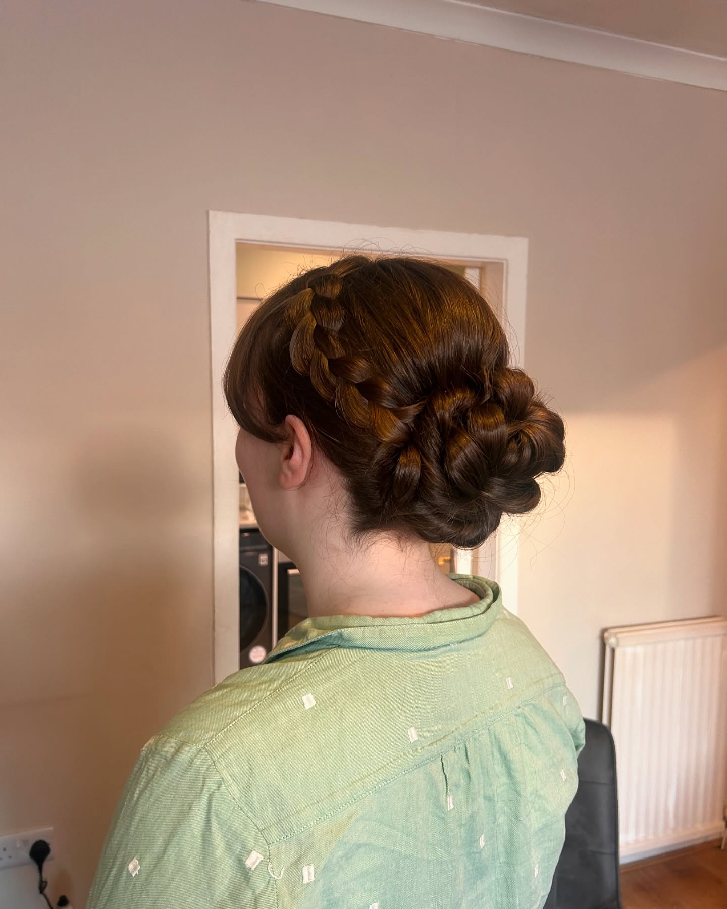 Penteado loiro torcido com detalhe de trança entrelaçada