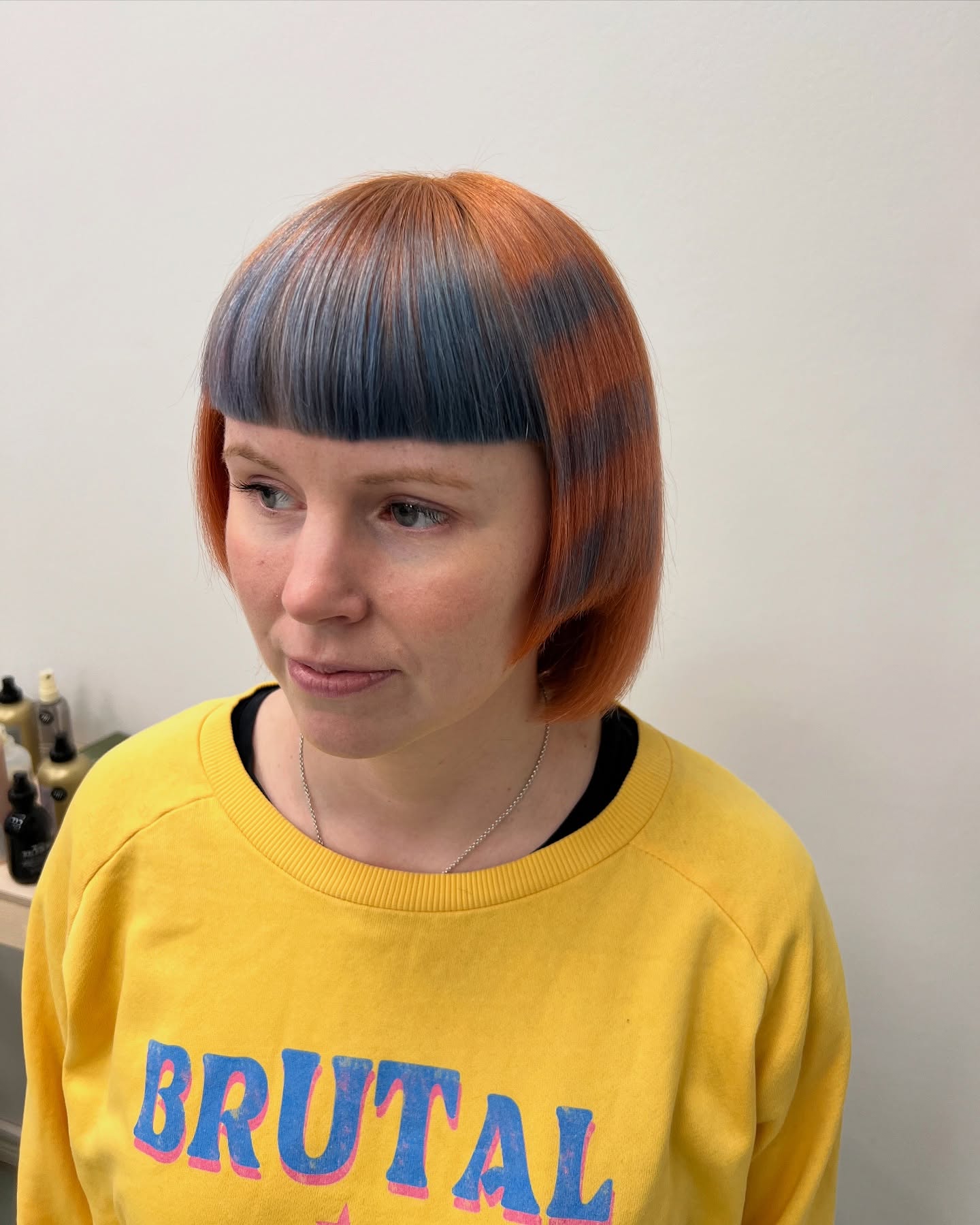 Corte Hime vibrante ao pôr do sol com nuances de azul frio.