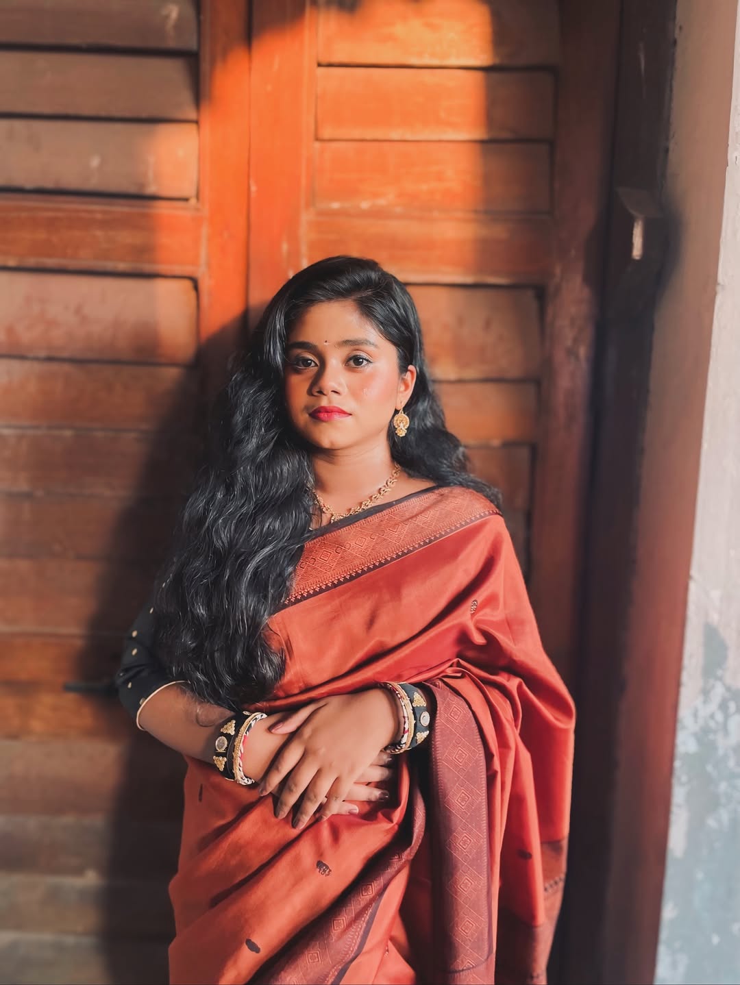 Cascading Midnight Waves with Sari Matching Highlights