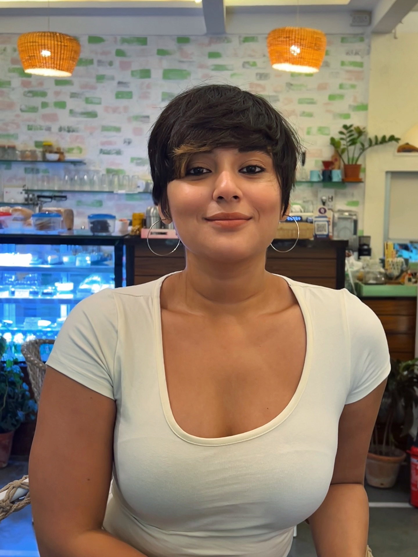 Chic Tousled Brunette Crop with Soft Highlights