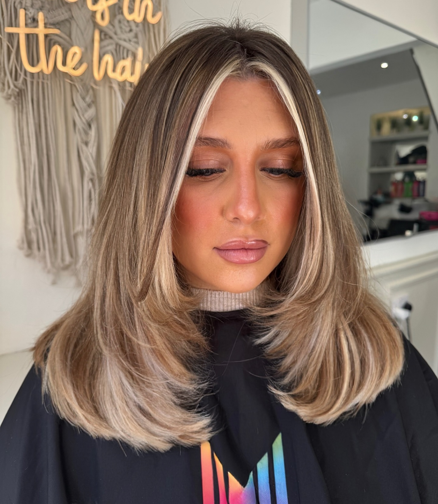 Contrasting Face-Framing Strands with Dimensional Blonde Layering