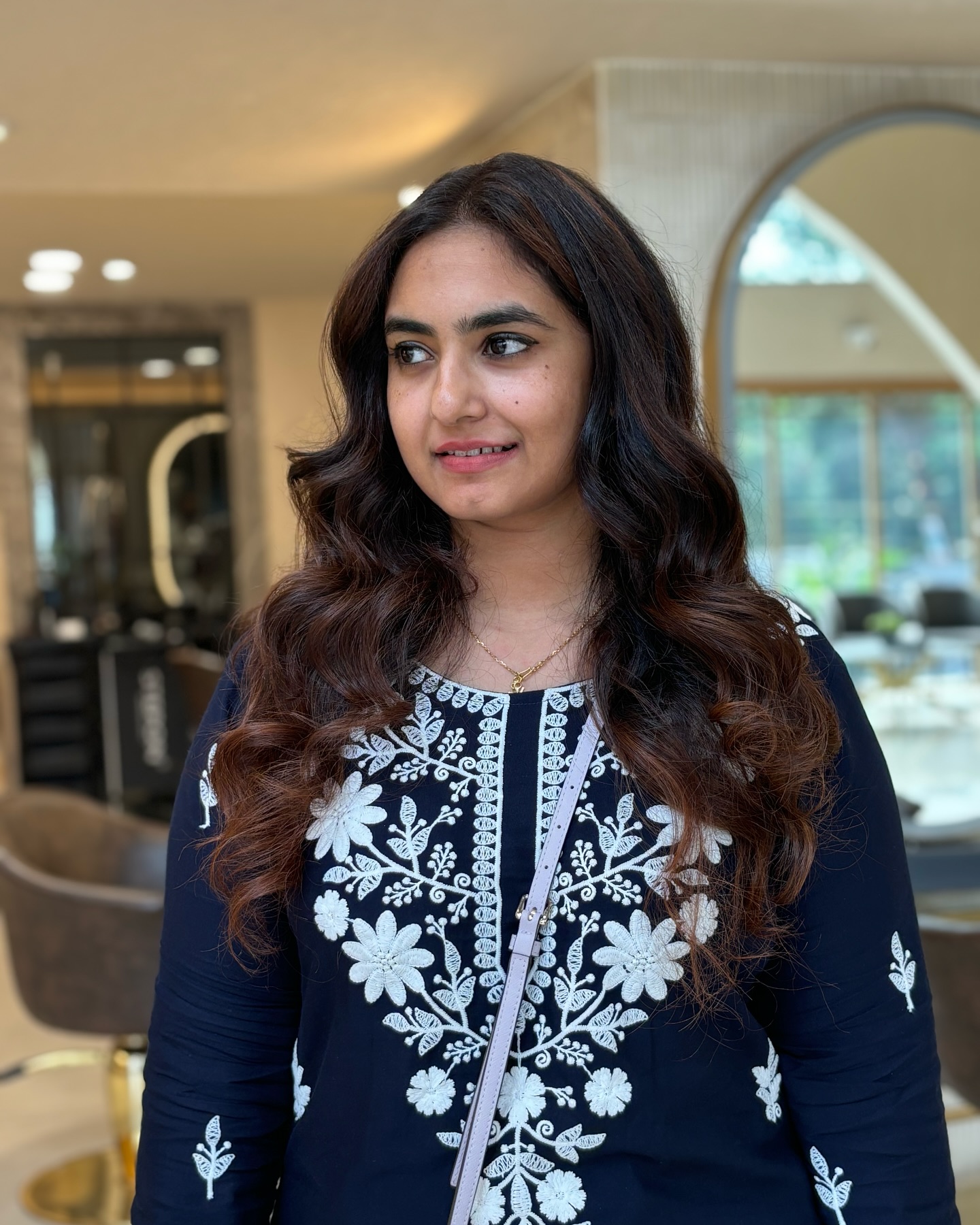 Luxe Chestnut Waves with Face-Framing Highlights