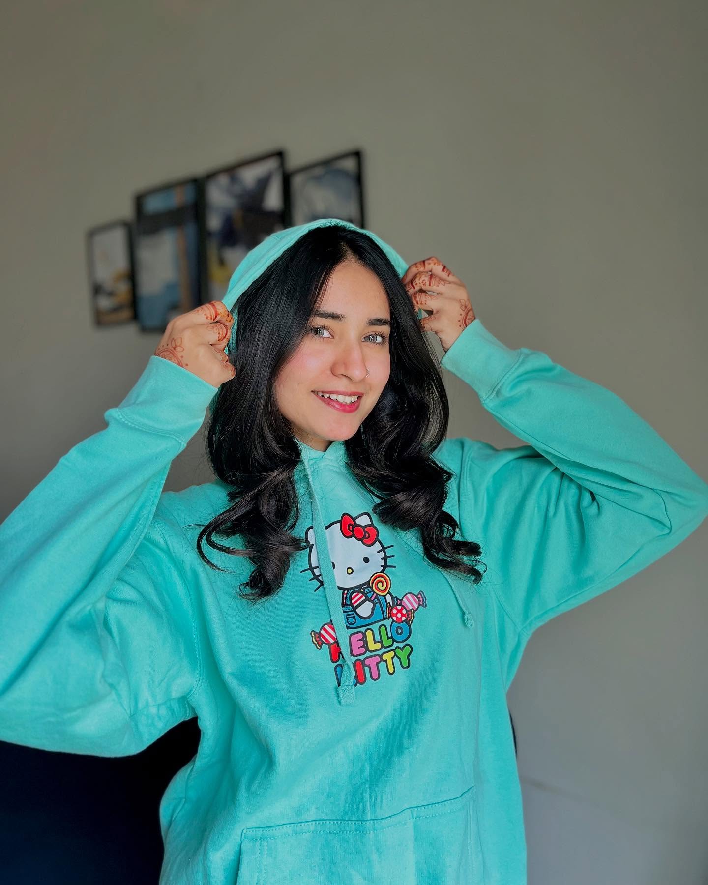 Playful Waves with a Hoodie-friendly Cut