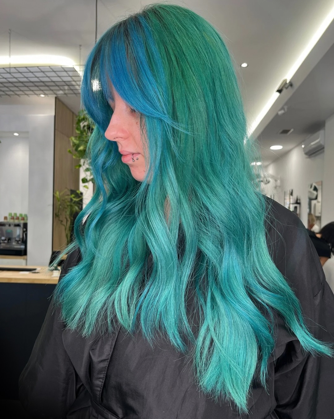 Seamless Teal Gradient with Feathered Ends