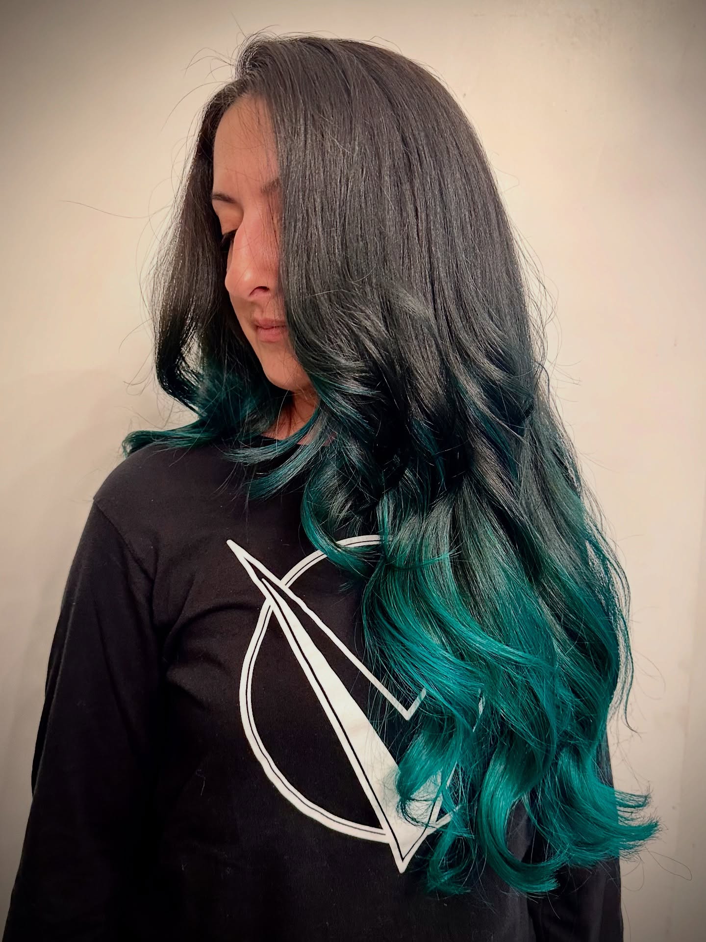 Sleek Midnight-Teal Transition Waves