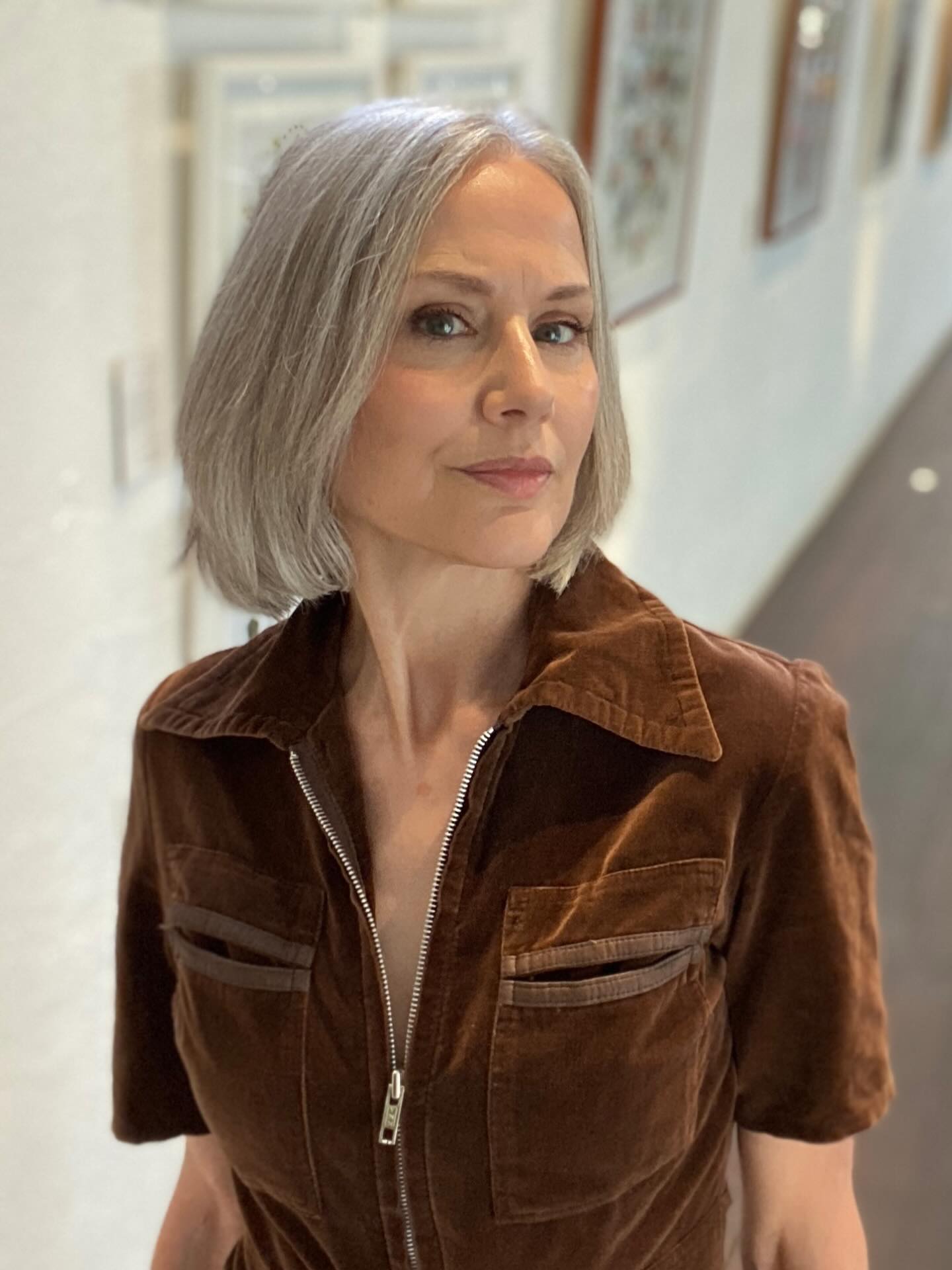 Sleek Silver Shoulder-Length Cut with Natural Flow