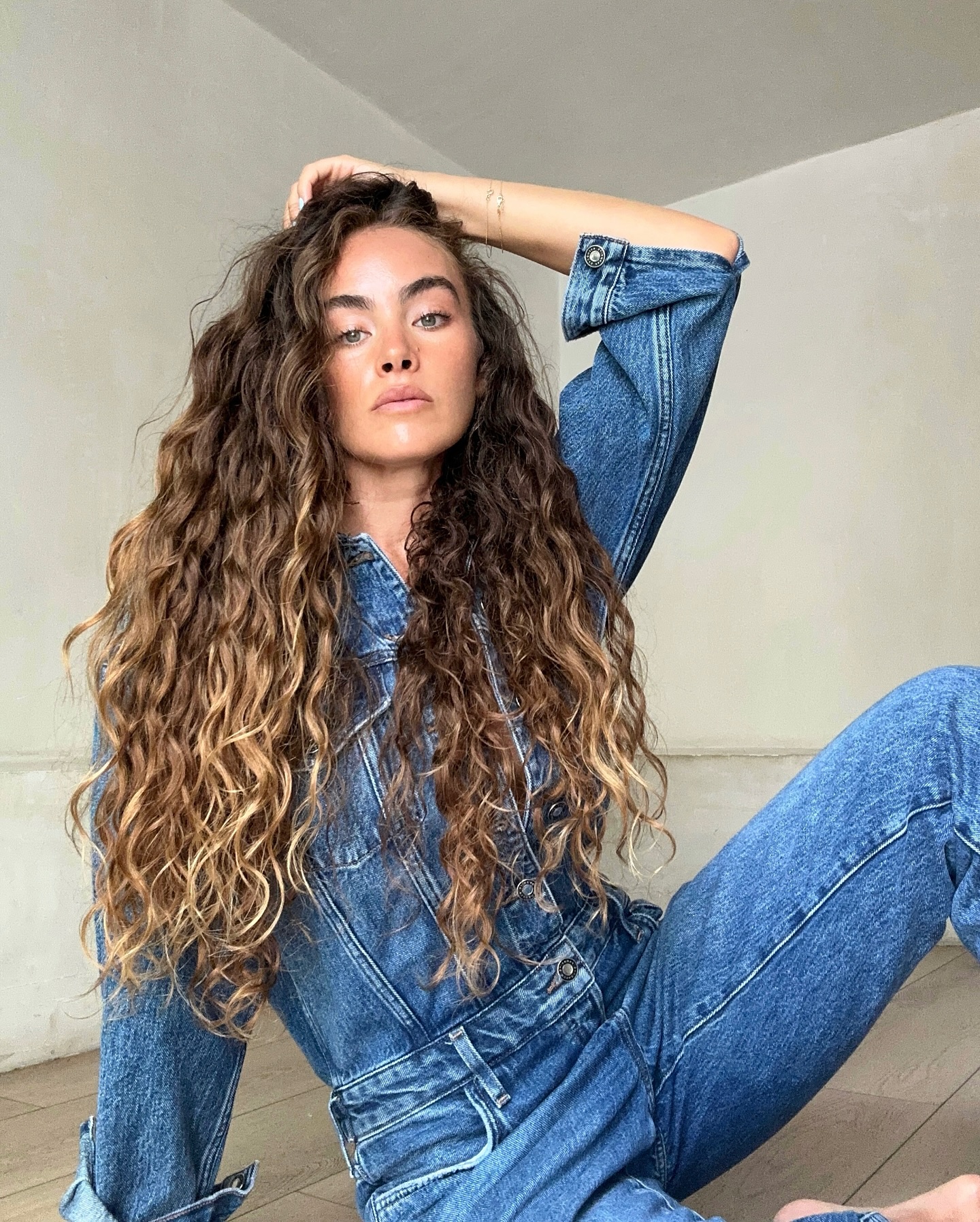 Textured Caramel Waves with Graduated Lengths