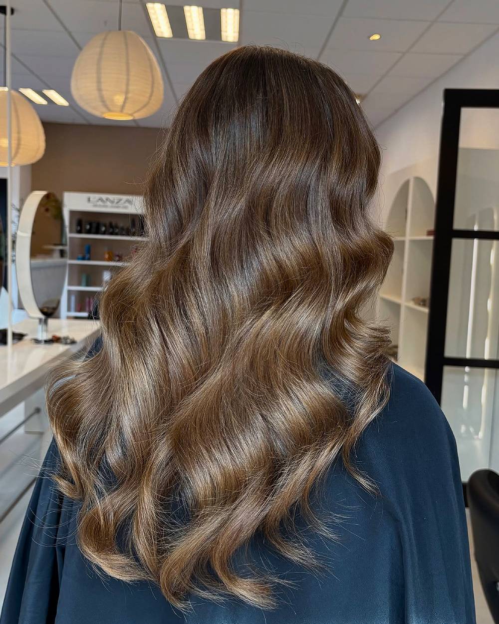 Hermosas ondas morenas con textura color latte