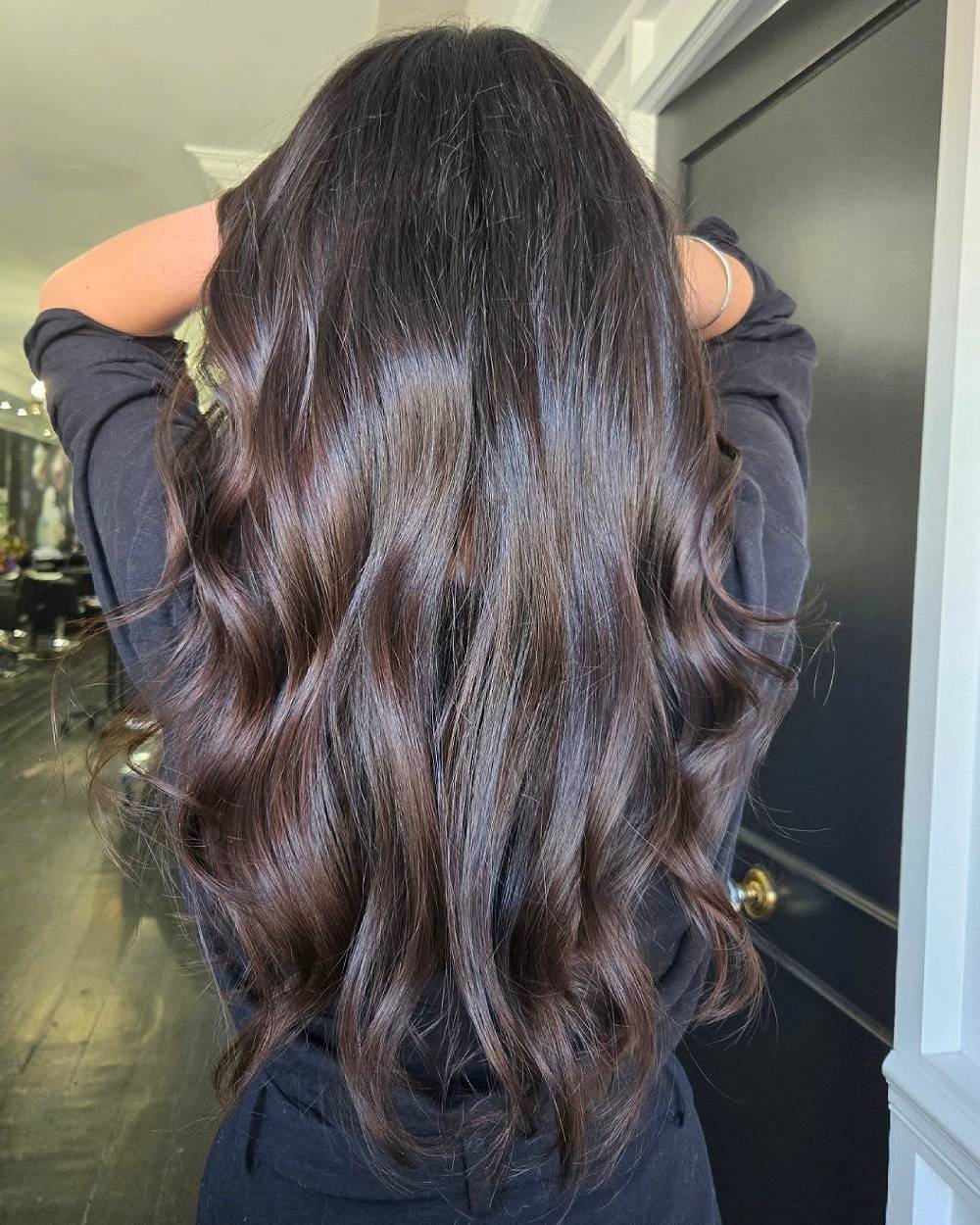 Hermosas ondas largas castañas con textura