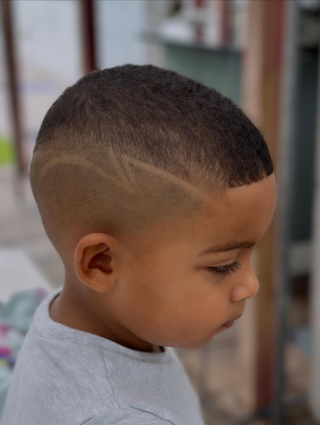 Markante, verblasste Schnitttechnik mit kunstvollem Rasiermesserdesign