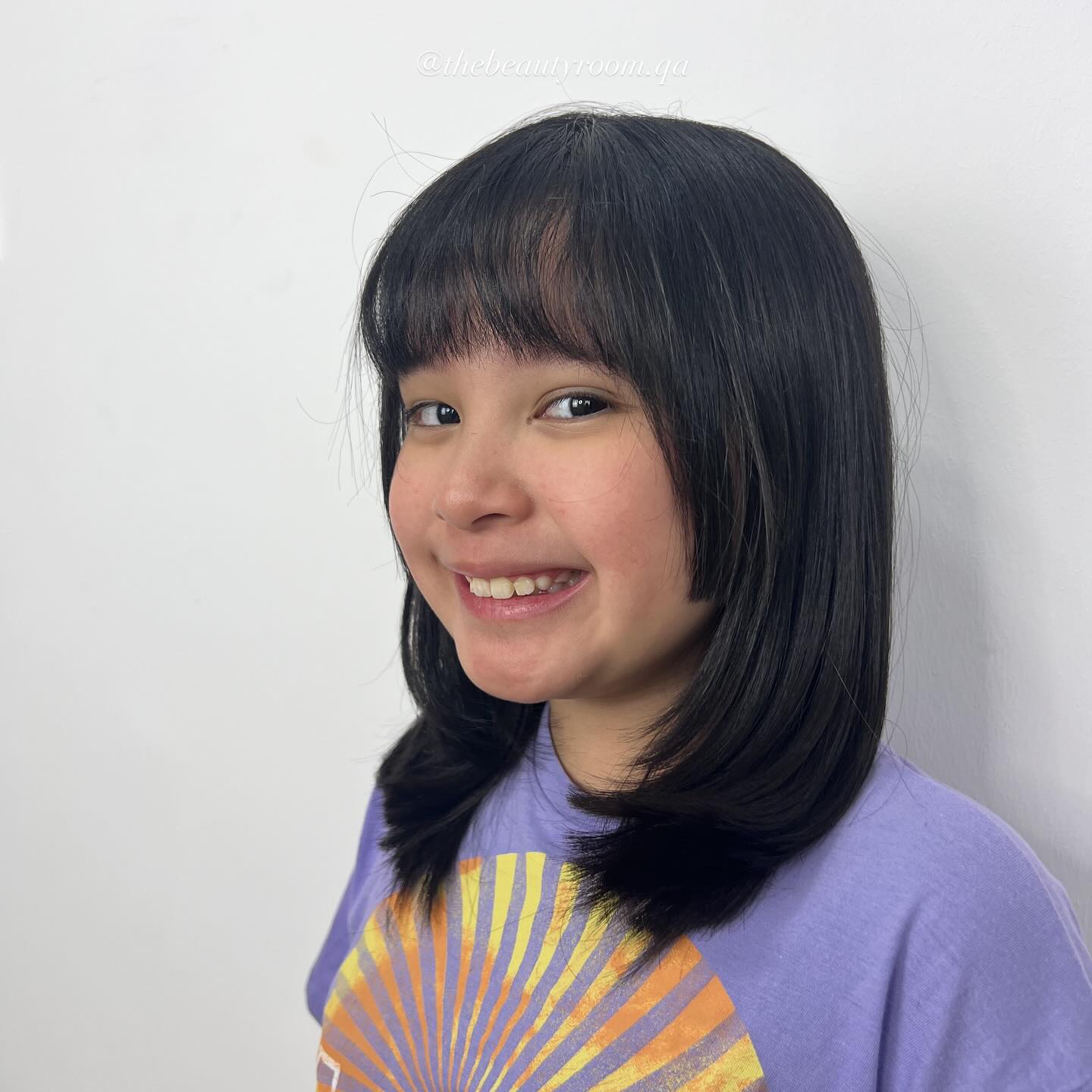 Charmante, stumpf geschnittene Bobfrisur mit strukturiertem Pony