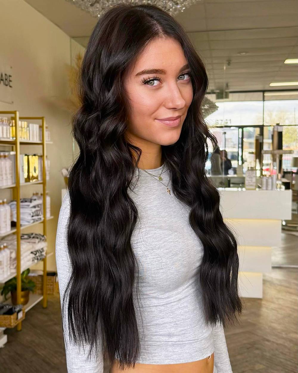 Ondas largas y elegantes de color castaño con textura suave