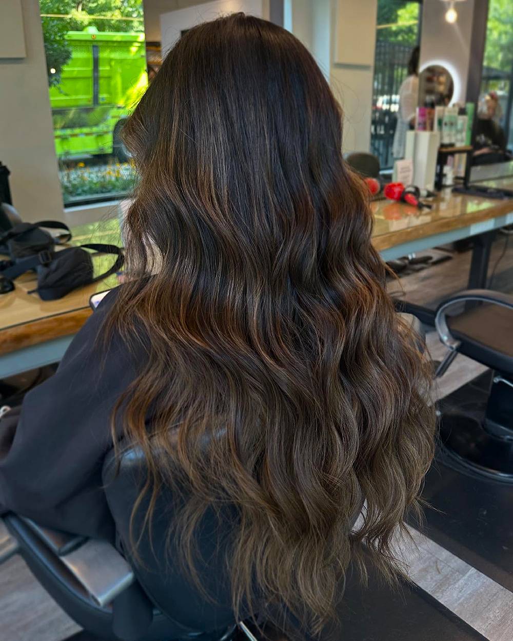 Ondas largas y elegantes de color castaño latte con sutil dimensión