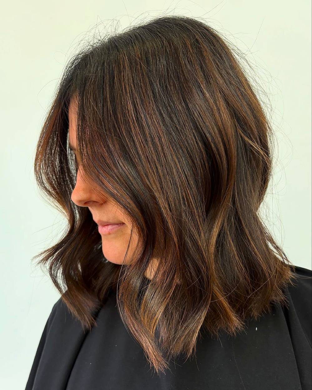Ondas castañas texturizadas y elegantes hasta los hombros