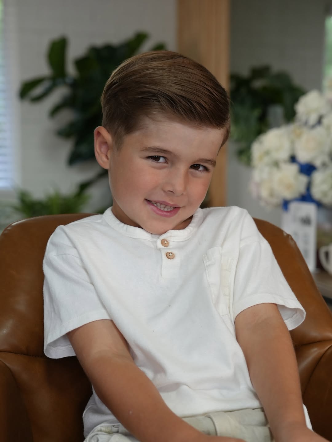 Klassischer, seitlich gescheitelter, nach hinten gekämmter Stil