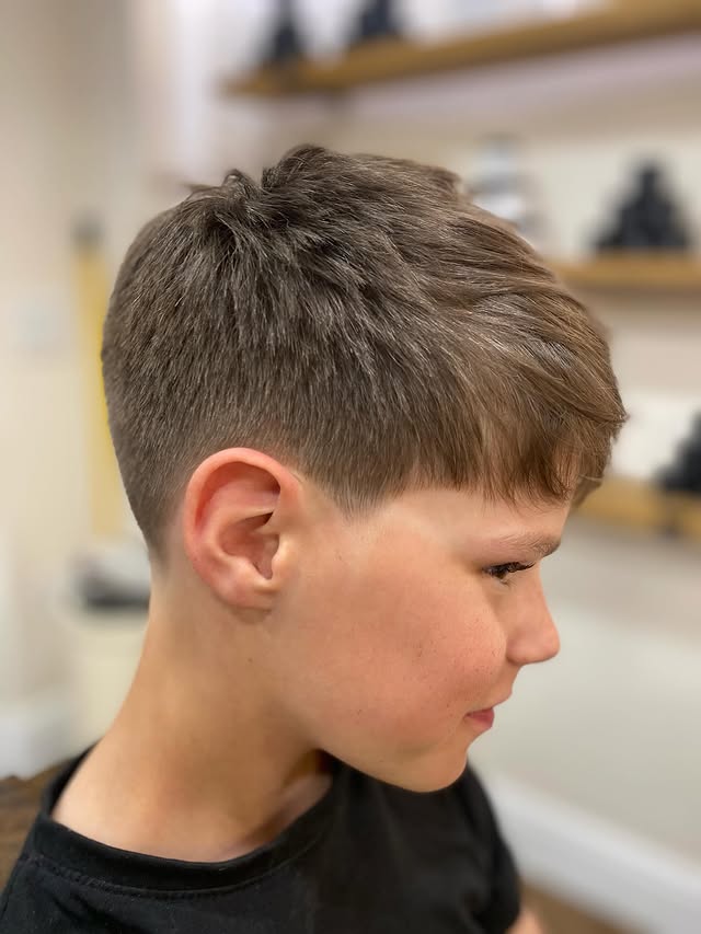 Dynamisch gestufter Crew-Cut mit strukturiertem Obermaterial