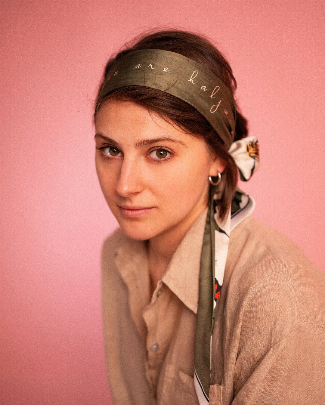 Effortless Olive-Toned Hairband with Peekaboo Floral Ends