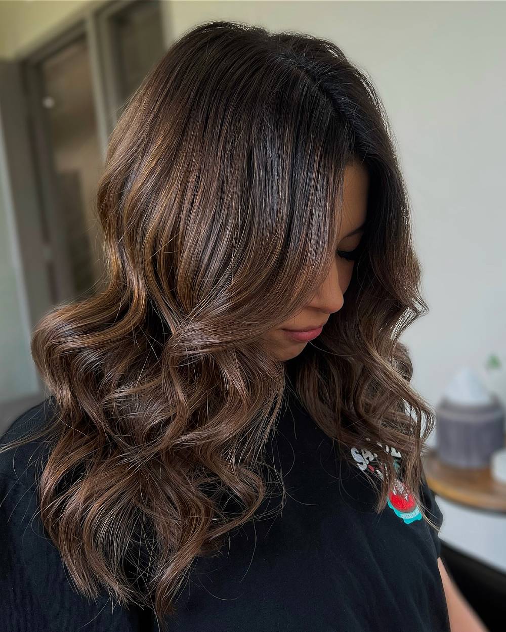 Morena color café con leche de estilo chic sin esfuerzo, con suaves rizos